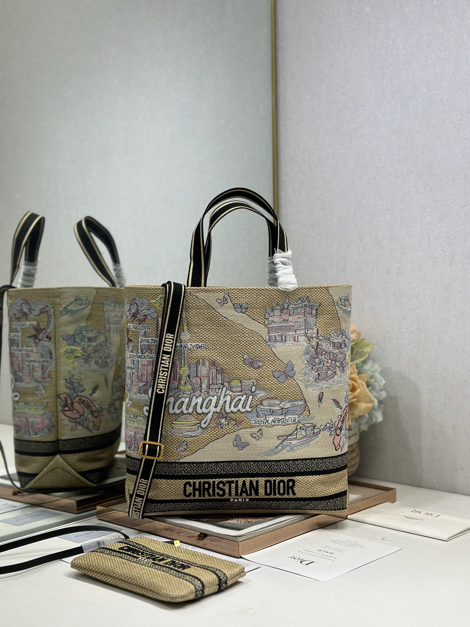 NO:670877,Authentic Large Dior City Postcard Resort Style Handbag 'Shanghai Exclusive' This City Postcard Handbag is fashionable, practical and unique. It is carefully crafted with various colors of embroidery and decorated with local Shanghai cultural elements combined with Dior's advanced embroidery. The spacious internal compartment can store various daily necessities and is paired with a small handbag. Large style, top embroidered handle with detachable embroidered shoulder strap, can be carried by hand, shoulder or crossbody. Model Size Length 34  cm/width 13 cm/height 35 cm,DIOR,dior19860909正品级 大号 Dior城市明信片 度假风款手袋「上海 限定」 这款城市明信片手袋时尚实用,别具一格.采用各种色彩的刺绣精心制作,饰以上海当地人文与Dior高级刺绣相结合,宽敞的内部隔层可收纳各种日常用品,搭配一个小手提袋.大号款式,顶部刺绣手柄搭配可拆卸的刺绣肩带,可手提、肩背或斜挎. 型号 尺寸长34 cm/宽13 cm/高35 cm,DIOR,dior,Bag