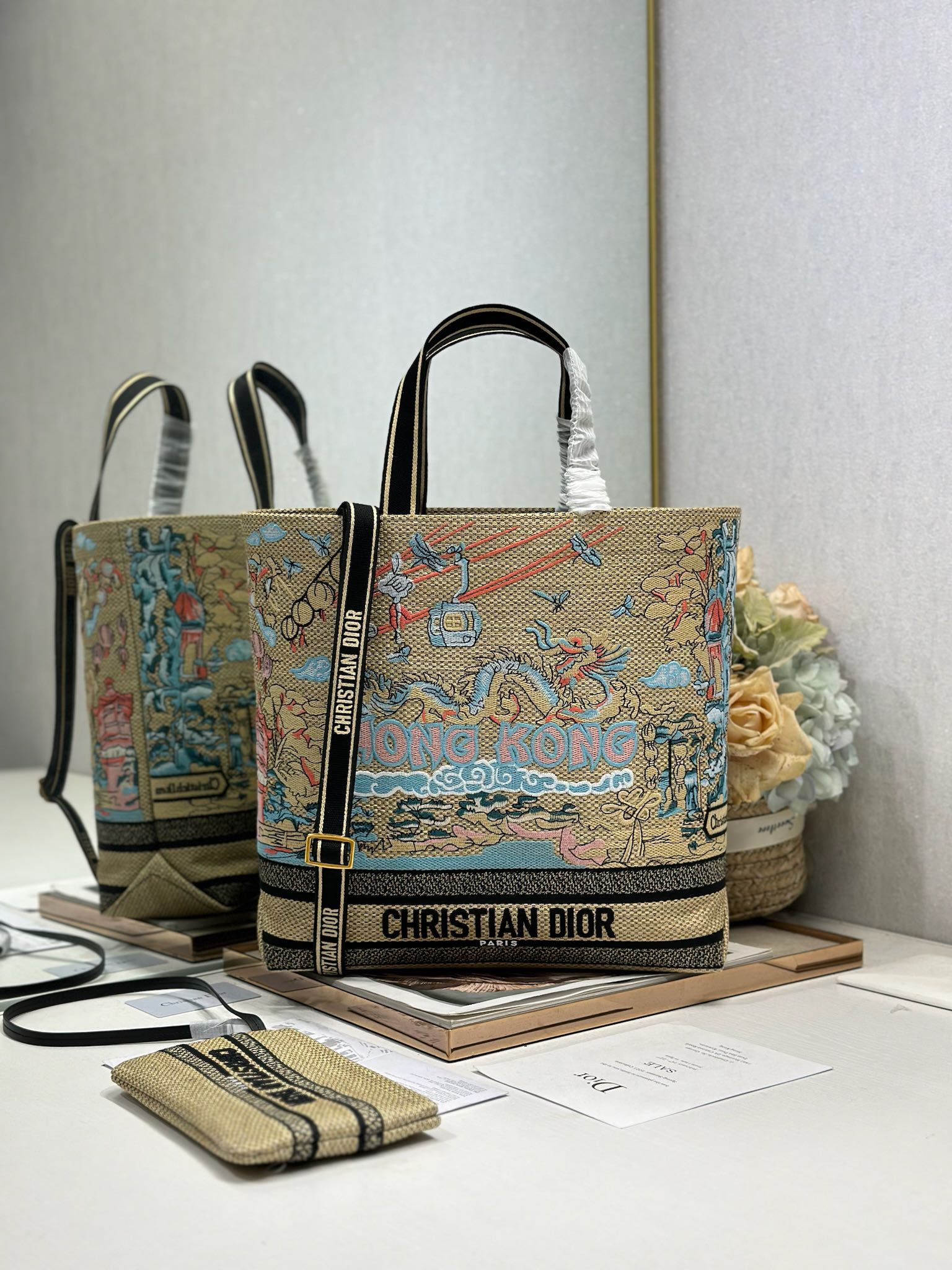NO:670875,Authentic Dior City Postcard Resort Style Handbag 'Hong Kong Exclusive' This City Postcard handbag is fashionable, practical and unique. It is carefully crafted with embroidery in various colors and decorated with local Hong Kong cultural elements combined with Dior's advanced embroidery. The spacious internal compartment can store various daily necessities and is paired with a small handbag. Large style, top embroidered handle with detachable embroidered shoulder strap, can be carried by hand, shoulder or crossbody. Model Size Length 34  cm/width 13 cm/height 35 cm,DIOR,dior19860909正品级 Dior城市明信片 度假风款手袋「香港 限定」 这款城市明信片手袋时尚实用,别具一格.采用各种色彩的刺绣精心制作,饰以香港当地人文与Dior高级刺绣相结合,宽敞的内部隔层可收纳各种日常用品,搭配一个小手提袋.大号款式,顶部刺绣手柄搭配可拆卸的刺绣肩带,可手提、肩背或斜挎. 型号 尺寸长34 cm/宽13 cm/高35 cm,DIOR,dior,Bag