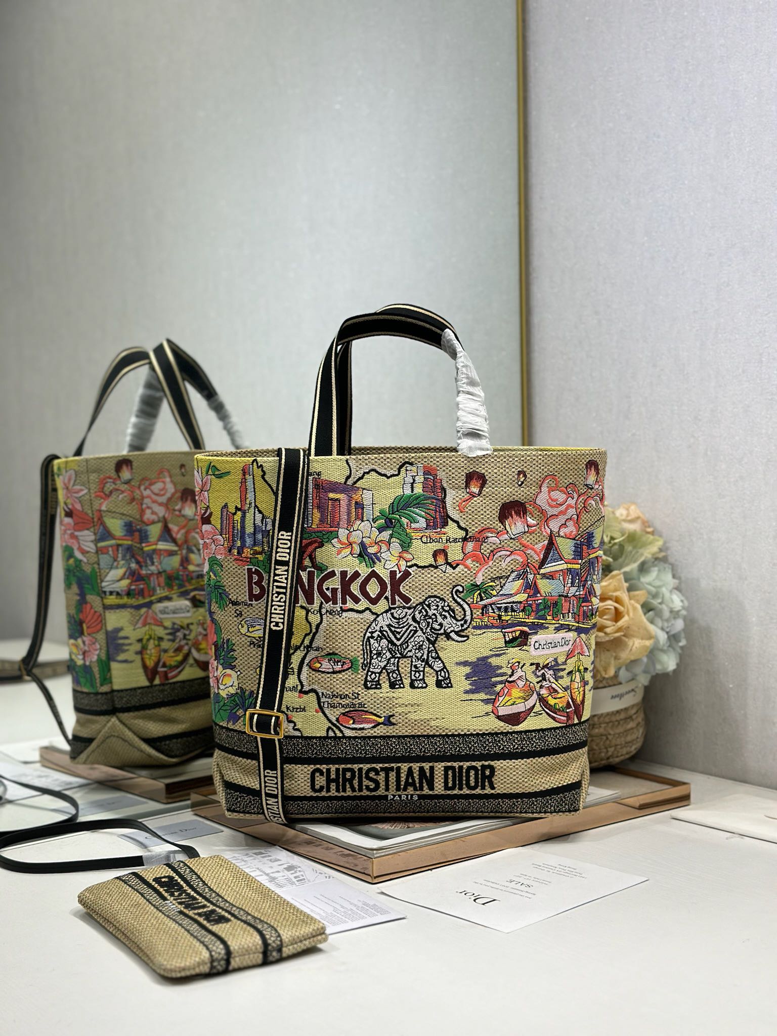 NO:670873,Authentic Large Dior City Postcard Resort Style Handbag 'Bangkok Exclusive' This City Postcard handbag is fashionable, practical and unique. It is carefully crafted with embroidery in various colors and decorated with local Bangkok cultural elements combined with Dior's advanced embroidery. The spacious internal compartment can store various daily necessities and is paired with a small handbag. Large style, top embroidered handle with detachable embroidered shoulder strap, can be carried by hand, shoulder or crossbody. Model  Dimensions: length 34 cm/width 13 cm/height 35 cm, DIOR, dior19860909正品级 大号 Dior城市明信片 度假风款手袋「曼谷 限定」 这款城市明信片手袋时尚实用,别具一格.采用各种色彩的刺绣精心制作,饰以曼谷当地人文与Dior高级刺绣相结合,宽敞的内部隔层可收纳各种日常用品,搭配一个小手提袋.大号款式,顶部刺绣手柄搭配可拆卸的刺绣肩带,可手提、肩背或斜挎. 型号 尺寸长34 cm/宽13 cm/高35 cm,DIOR,dior,Bag