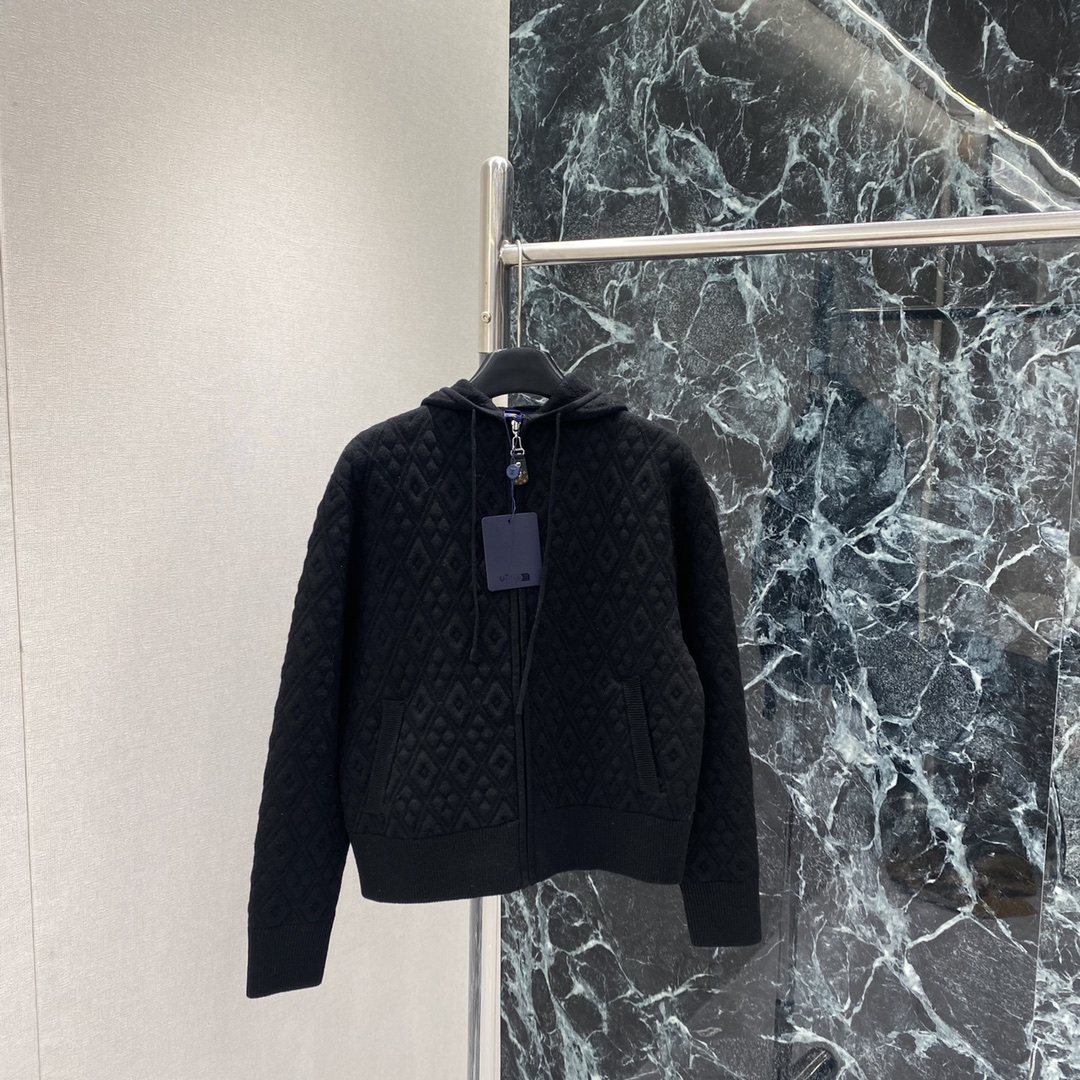 NO:639033,Louis 25's new autumn and winter diamond pattern jacquard cardigan is full of three-dimensional texture. Hooded + zipper design. It is super easy to put on and take off, casual and fashionable! The material is soft and warm, just perfect for autumn and winter. It can easily create a lazy atmosphere whether worn with jeans or a skirt. It is suitable for daily outings and dates~ three colors SML, Louis Vuitton-clothing, louis vuitton, skirts, jeans, hats, alexander wang19860909路易 25秋冬新款 菱格纹提花开衫 纹理立体感满满 连帽+拉链设计 穿脱超方便,休闲又时髦!材质柔软保暖秋冬穿刚刚好 无论搭牛仔裤还是裙装都能轻松打造慵懒氛围感,日常出街,约会都很适合~三个色SML,路易威登-服装,louis vuitton,skirts,jeans,hats,alexander wang,Women's clothing