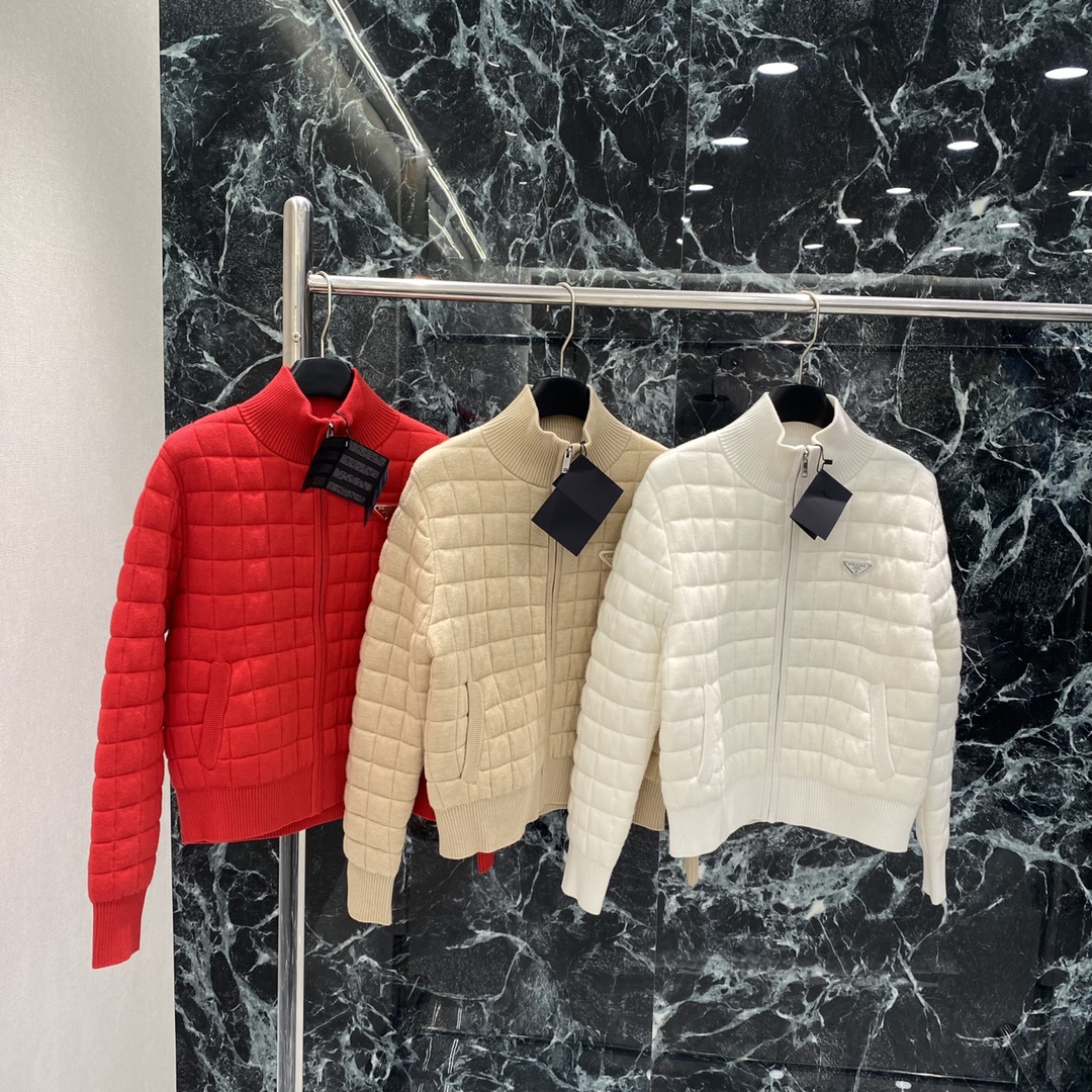 NO:639039,PD 25 new autumn and winter checkered seam jacket. The classic triangle logo on the chest is customized and very recognizable. The fabric is warm and layered! The zipper design is easy to put on and take off. It is OK for daily or casual autumn and winter ~ simple and elegant, fashionable essentials! Three colors SML, Prada-clothing, prada, jackets & coats, alexander wang19860909PD 25秋冬新款 方格衔缝外套 胸前定制经典三角标超有辨识度 面料保暖又有层次感!拉链设计方便穿脱 秋冬日常或休闲都OK~简约优雅,时髦精必备!三个色SML,普拉达-服装,prada,jackets & coats,alexander wang,Women's clothing