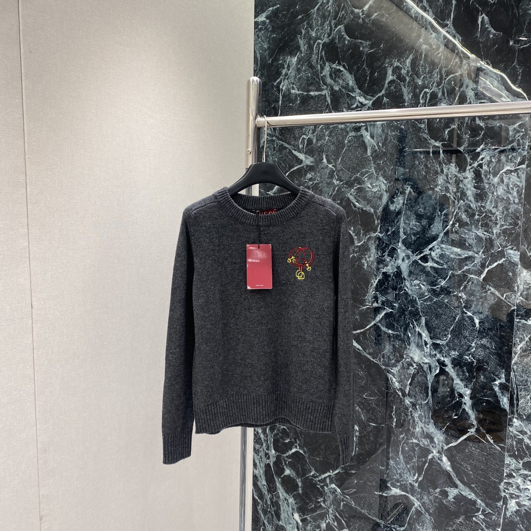 NO:639036,G Home 25 new autumn and winter style round neck top with embroidered letters. The brand embroidered logo on the left chest is full of details. The collar and hem are ribbed for better warmth. It is versatile whether it is worn with jeans or casual pants. It is just right for spring and autumn. Two colors SML, Gucci-clothing, gucci, gucci, jeans, alexander wang19860909G家 25秋冬新款 刺绣字母圆领上衣 左胸有品牌刺绣徽标细节满分 衣领袖口和下摆罗纹收口,保暖性更好~无论搭牛仔裤还是休闲裤都很百搭,春秋季节穿刚刚好.两个色SML,古驰-服装,gucci,gucci,jeans,alexander wang,Women's clothing