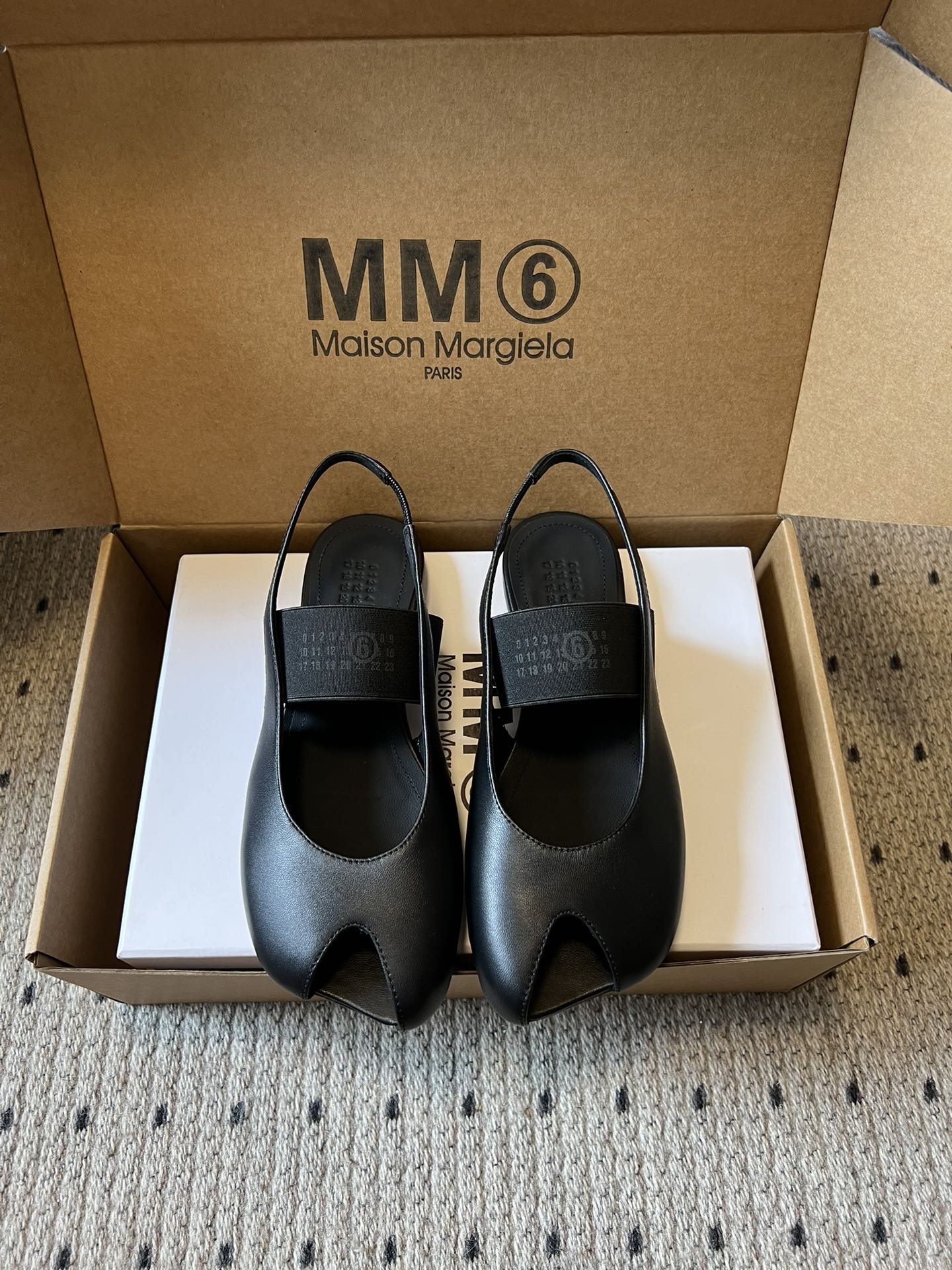 NO:653424,Maison Margiela* new spring and summer ballet Mary Jane flat open-toe sandals are inspired by traditional Japanese foot bags, which separate the big toe from the other toes. They are highly visually recognizable and are the brand's pioneering deconstructed style. The split-toe structure allows the toes to stretch more and reduce the sense of restraint. It is paired with soft leather material and is not easy to get tired when worn for a long time; it can also enhance the contact between the foot and the ground, making walking more stable.  It can be worn with casual wear or formal/elegant looks, and is suitable for various dressing scenes. Made of high-quality leather, the shoe body is simple, Mary Jane style + back strap, with brand logo on the shoelaces, which has both texture and design. Mixed sheepskin upper, silk sheepskin lining, genuine leather outsole, 1cm higher Size35-40 (40 customizations are non-returnable), sandals, sandals, mary jane, sheepskin, Leather soles19860909Maison Margiela* 春夏新品芭蕾舞玛丽珍平底露趾凉鞋  灵感源于日本传统足袋,把大脚趾与其他脚趾分开,视觉辨识度极高,是品牌先锋解构风格.分趾结构让脚趾更舒展,减少束缚感,搭配柔软皮革材质,长时间穿也不易累；同时能增强脚部与地面的接触,行走更稳. 既可以配休闲装,也能搭正式/优雅造型,适配多种穿搭场景.用优质皮革,鞋身简约,玛丽珍款式+后绊带,鞋带上带有品牌标识,兼具质感与设计感. 鞋面混种羊皮 内里丝绸羊皮里 大底真皮大底 增高1cm Size35-40码（40定制不退换）,凉鞋,sandals,mary jane,sheepskin,Leather soles,Women's Shoes