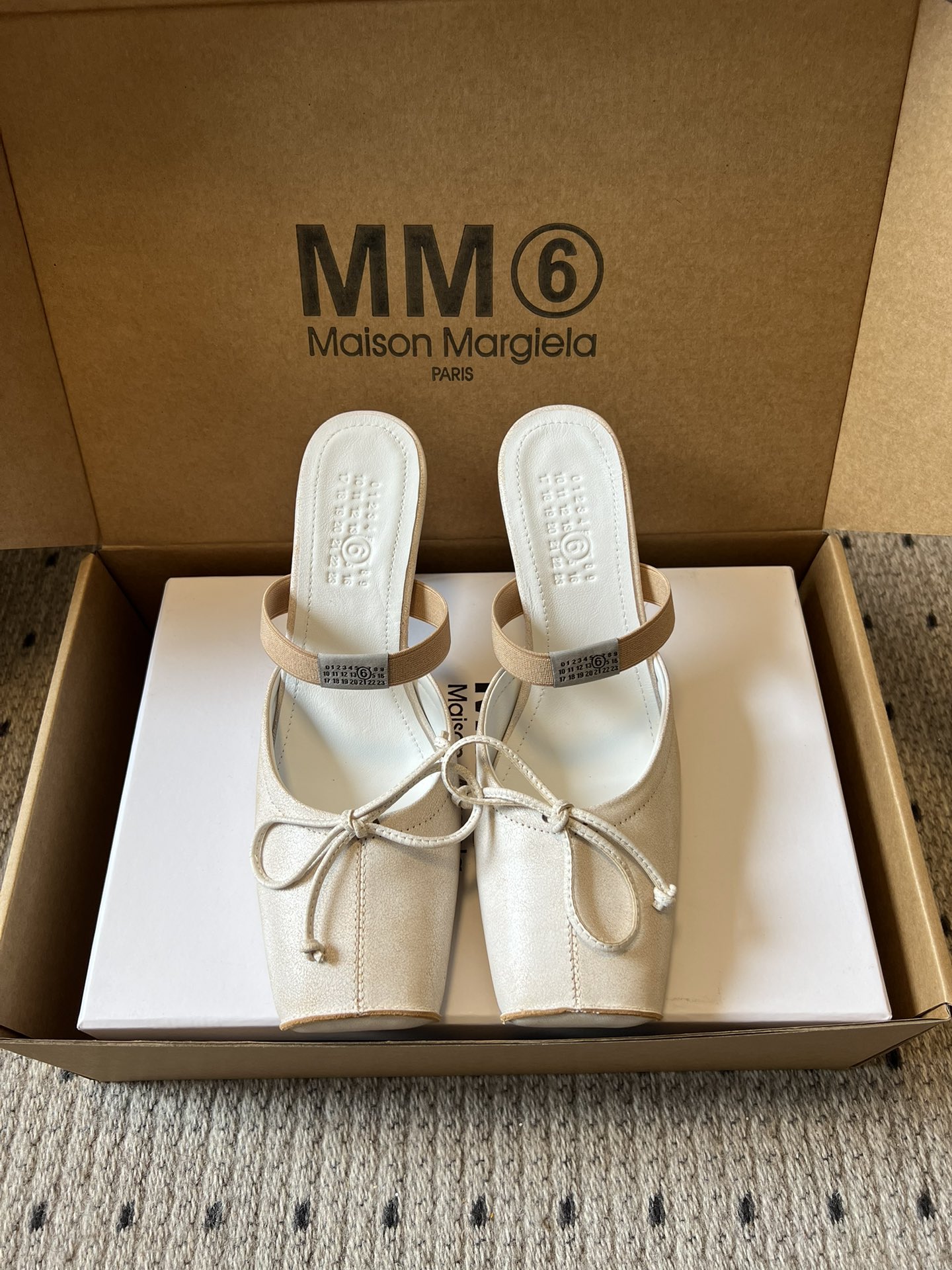 NO:652093,Top quality Maison Margiel* square toe elastic strap ballet pumps and sandals adopt the brand's signature sculptural silhouette that fits the shape of the foot. The upper is soft and smooth, taking into account both fit and design. The square toe + ballet elements combine with the classic square toe design to create a modern feel. It is paired with the bow decoration on the upper to reconstruct the elegant outline of the ballet shoes. At the same time, it has a mules-back style, which is both casual and refined.  There is the iconic white single-thread stitching on the heel, and the elastic band of the shoe body has the MM6 digital logo, which is the key to brand recognition. The empty mule slip structure simplifies the way of putting on and taking off, combining the softness of ballet shoes with the casualness of mule shoes. The upper is retro burst cowhide, the lining is silk sheepskin, the outsole is genuine leather, and the height is increased by 8cm.  margiela,sandals,high heels,slippers,cowhide,sheepskin,Leather soles19860909顶级品质 Maison Margiel*方头弹力带芭蕾鞋高跟鞋凉鞋 采用品牌标志性的贴合脚型的雕塑感轮廓,鞋面柔软且线条流畅,兼顾贴合度与设计感.方头+芭蕾元素融合经典方头设计打造现代感,搭配鞋面蝴蝶结装饰,重构芭蕾鞋的优雅轮廓,同时做穆勒拖的后空款式,兼具休闲与精致. 鞋后跟处有标志性的白色单线缝线,鞋身弹性带带有MM6数字标识,是品牌辨识度的关键.后空的穆勒拖结构,简化穿脱方式,将芭蕾鞋的柔美与穆勒鞋的随性结合. 鞋面复古爆裂牛皮 内里丝绸羊皮里 大底真皮大底 增高8cm size :35-41码（40、41码定制不退换）,拖鞋芭蕾舞鞋,masion margiela,sandals,high heels,slippers,cowhide,sheepskin,Leather soles,Women's Shoes