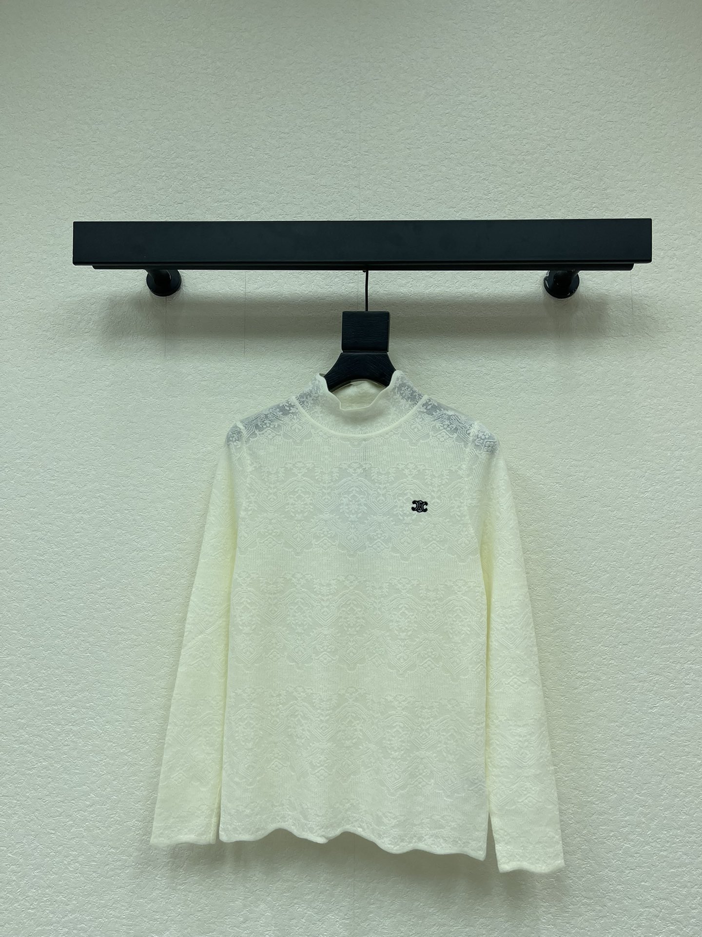 NO:658569,CELIN*25 new fall and winter model stand collar knitted long sleeves!  Customized wool yarn material, fine texture, comfortable and warm, stand-up collar knitted long-sleeved cut, all-over plain pattern with embroidered logo on the chest, highlighting the brand's fashion charm, showing hazy beauty on the upper body, full of atmosphere for layering in autumn and winter!  SML,,celine,alexander wang19860909CELIN*25秋冬新款立领针织长袖！定制羊毛纱线材质,质感细腻,舒适保暖,立领针织长袖裁剪,通体素色花纹搭配胸前刺绣徽标 彰显品牌时尚魅力 上身尽显朦胧美感 秋冬内搭叠穿氛围感十足！SML,,celine,alexander wang,Women's clothing