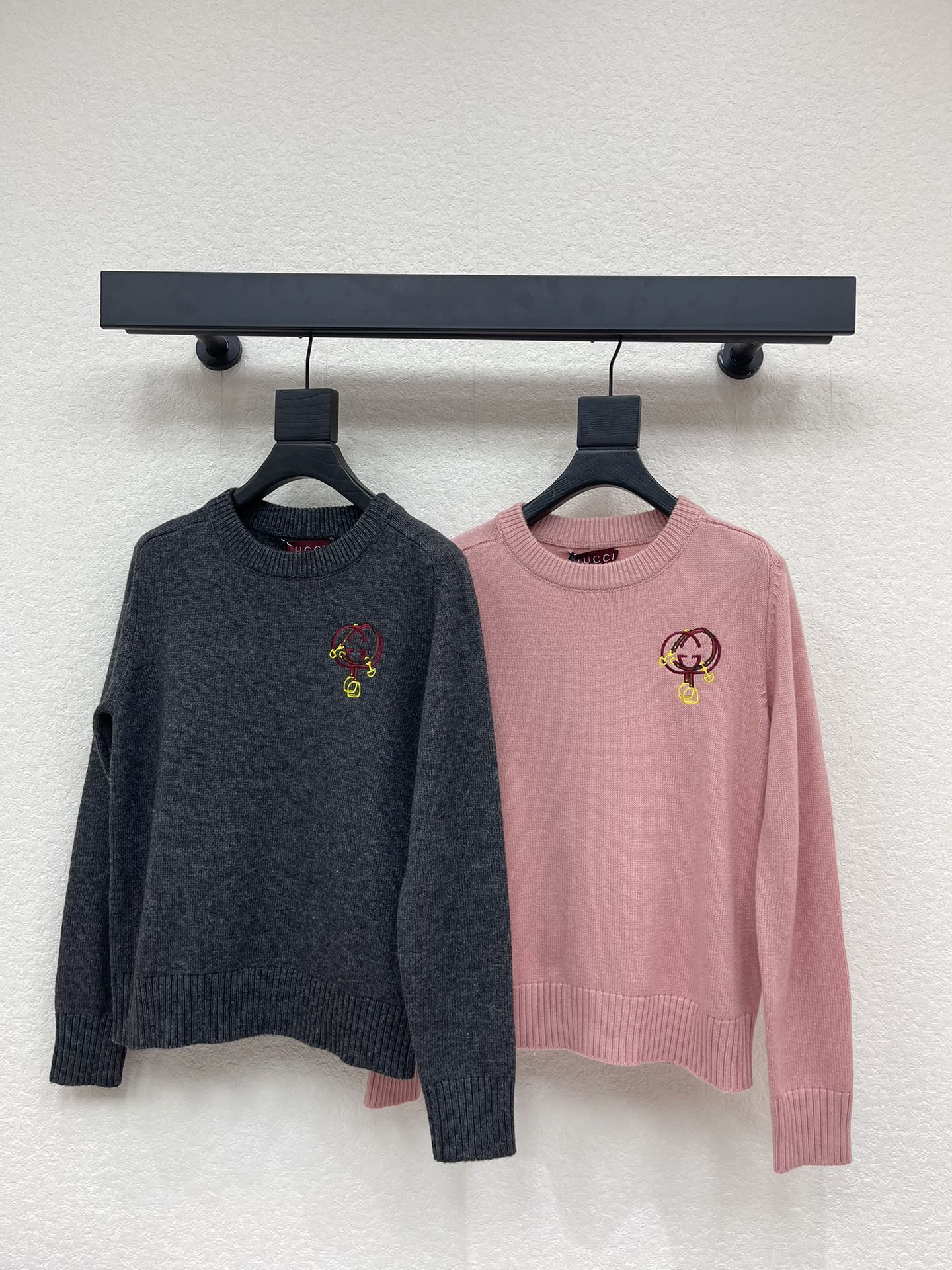 NO:658565,Gucc*26 new early spring new year embroidered letter logo knitted sweater!  New Year's Eve Series!  Customized wool yarn weaving, comfortable to wear, full of texture, round neck knitted pullover sweater cut, double G letter logo on the whole chest, embellished with double G horsebit and other elements, color collision adds to the layering, regular version, stylish and stylish to wear!  SML A,,gucci,sweaters,alexander wang19860909Gucc*26早春新款贺岁刺绣字母徽标针织毛衣！新年贺岁系列！定制羊毛纱线织造,穿搭舒适,质感十足,圆领针织套头毛衣裁剪,通体胸前双G字母徽标,点缀双G马衔扣等元素,色彩碰撞更添层次 ,常规版型,穿搭洋气时髦！SML A,,gucci,sweaters,alexander wang,Women's clothing