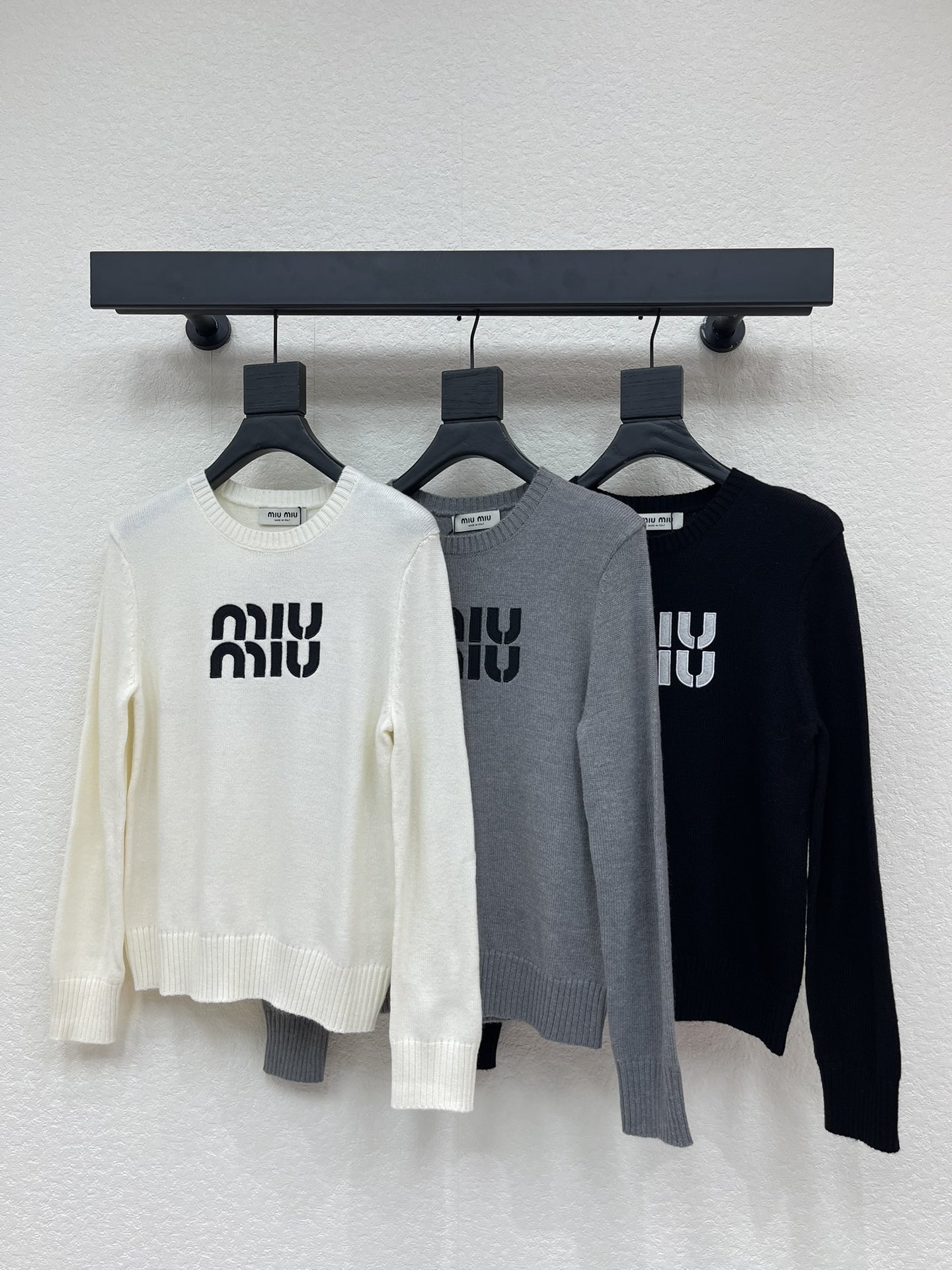 NO:658567,MiuMi*26 new early spring round neck knitted long-sleeved sweater!  Customized wool blend yarn weaving, soft and comfortable, pullover knitted long-sleeved cut, contrasting color brand letter logo embroidered micro-label design on the chest, highlighting the brand style, regular version is not picky!  SML,,miumiu,sweaters,alexander wang19860909MiuMi*26早春新款圆领针织长袖毛衣！定制羊毛混纺纱线织造 柔软舒适 套头针织长袖剪裁 胸前撞色品牌字母logo刺绣微标设计 凸显品牌格调 常规版型不挑人！SML,,miumiu,sweaters,alexander wang,Women's clothing