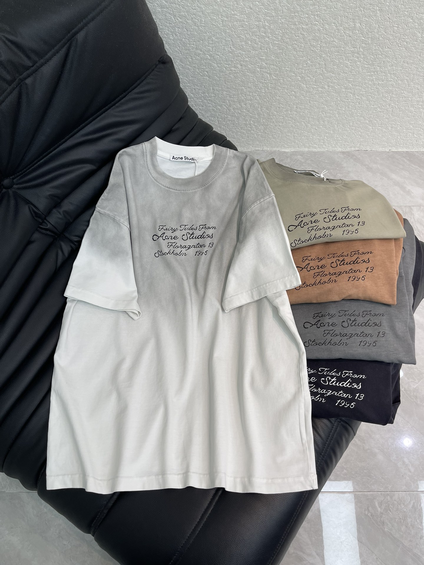 NO:658904,Acne Studio*26 spring and summer new style 1996 series handwritten style gradient short-sleeved T-shirt, washed and aged retro gradient, unique design, full of youthful vitality, classic small round neck design is simple and easy to wear, perfect eye-catching when walking on the street, the whole piece has a very spring and summer flavor, youthful and energetic feeling, the loose version is not picky at all, it is tolerant and can cover the flesh, it is very nice to match casually, the same style for men and women. Size S-XXL,,acne  studios,dior,T-shirt,tees,t-shirt,alexander wang19860909Acne Studio*26春夏新款1996系列手写风格渐变短袖T恤,洗水做旧复古渐变,个性独特的设计,满满的青春活力,经典的小圆领设计简洁好穿,走在街上吸睛度满分,整件就是很春夏的味道,青春又活力的感觉,宽松版型完全不挑身材,包容性好遮肉显瘦,随意搭配就很nice,男女同款. 码数S-XXL,,acne studios,dior,T-shirt,tees，t-shirt,alexander wang,Women's clothing