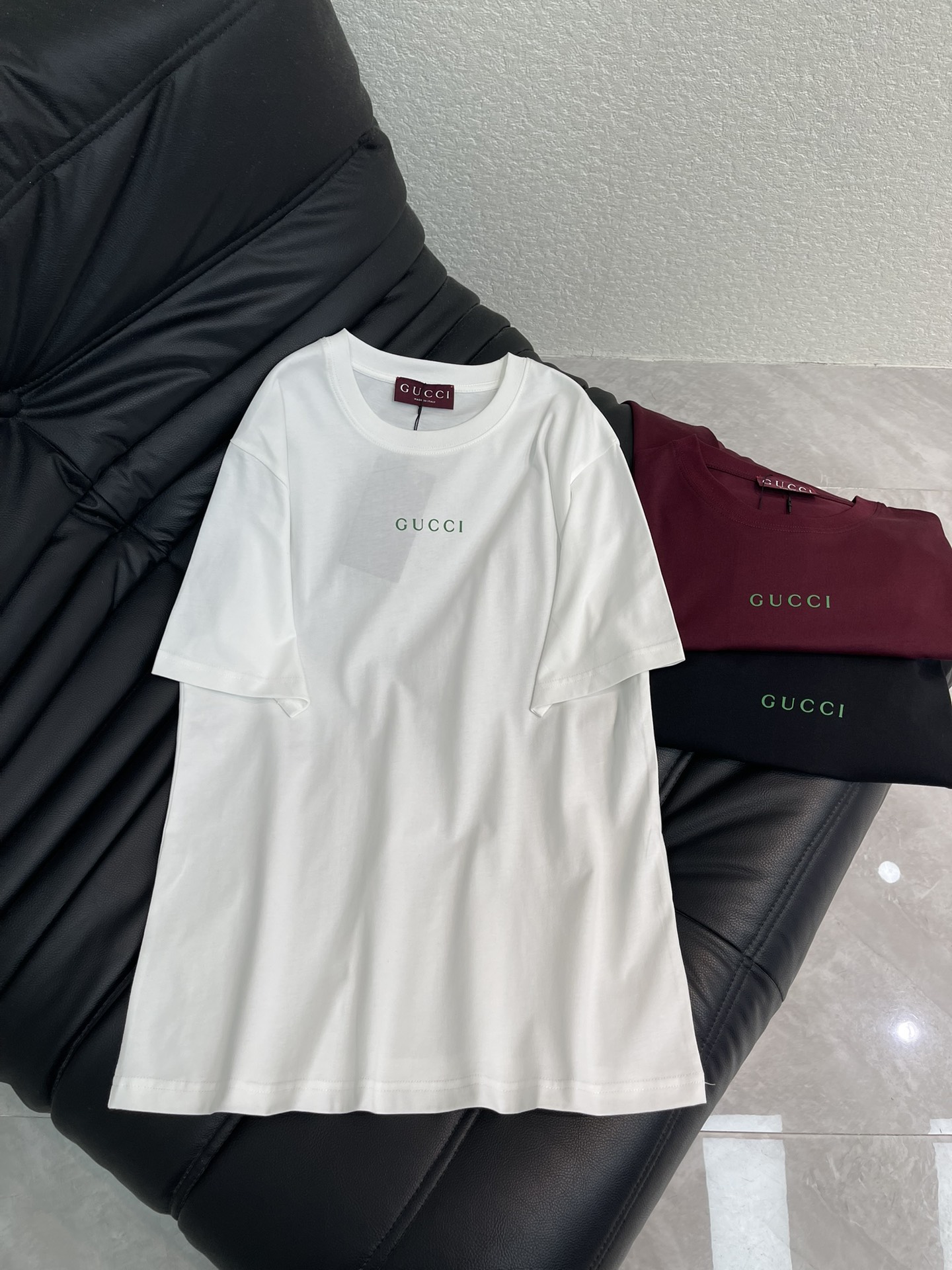 NO:657992,Gucc*26 new spring and summer round neck printed logo short-sleeved T-shirt. Customized YB mercerized cotton material, fine texture, comfortable and breathable, regular short-sleeved cutting, slim fit and slimming, printing process restores the double G letter logo on the chest, simple and advanced, mercerized cotton material, more comfortable to wear, single product for all seasons. SML,, gucci, T-shirt, tees, t-shirt, alexander wang19860909Gucc*26春夏新款圆领印花徽标短袖T恤.定制YB丝光全棉材质,质感细腻,舒适透气,常规短袖裁剪,穿搭修身显瘦,印花工艺还原胸前双G字母徽标,简约高级,丝光全棉材质,穿搭更为舒适,四季通穿单品.SML,,gucci,T-shirt,tees，t-shirt,alexander wang,Women's clothing