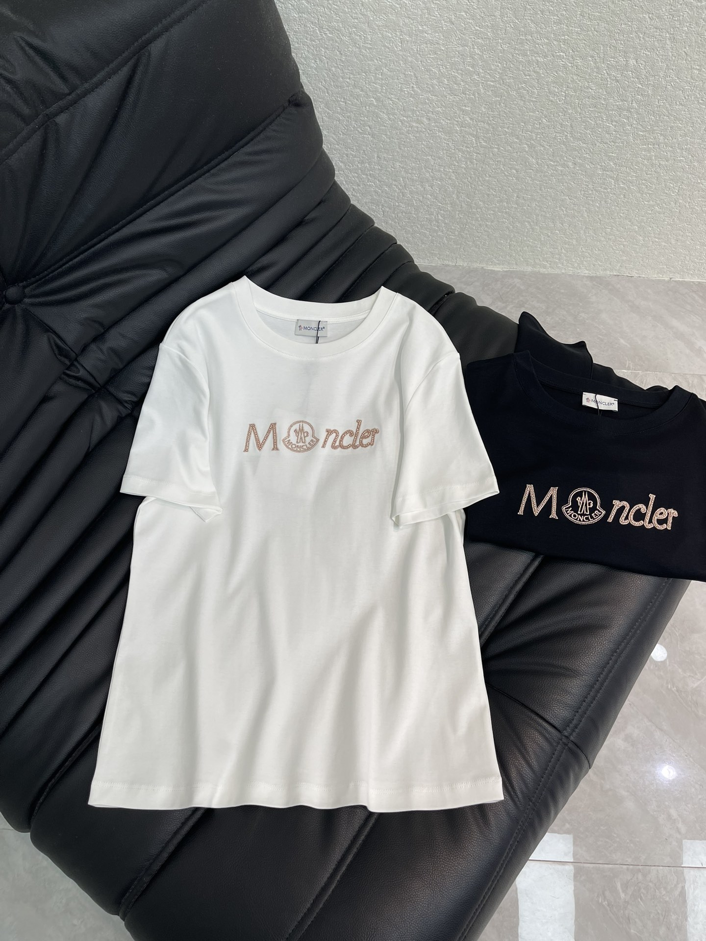 NO:658536,Moncle* 26 spring and summer new style exquisite beaded embroidered short-sleeved T-shirt. High-order mercerized cotton fabric. Skin-friendly, breathable and comfortable. Iconic letter pattern is low-key and luxurious. Age-reducing girlhood!  A must-have artifact for Bai Fumei!  The classic version is versatile and easy to wear. It is highly recommended to keep it for yourself!  The quality of workmanship depends on the details SML A,,Moncler,T-shirt,tees,t-shirt,alexander wang19860909Moncle*蒙口26春夏新款精致订珠刺绣短袖T恤 高订丝光棉面料 亲肤透气舒适 标志性字母图案低调奢华 减龄少女时代！白富美必备神器！ 经典版型百搭不挑人 强烈推荐自留款！ 做工品质看细节 SML A,,Moncler,T-shirt,tees，t-shirt,alexander wang,Women's clothing