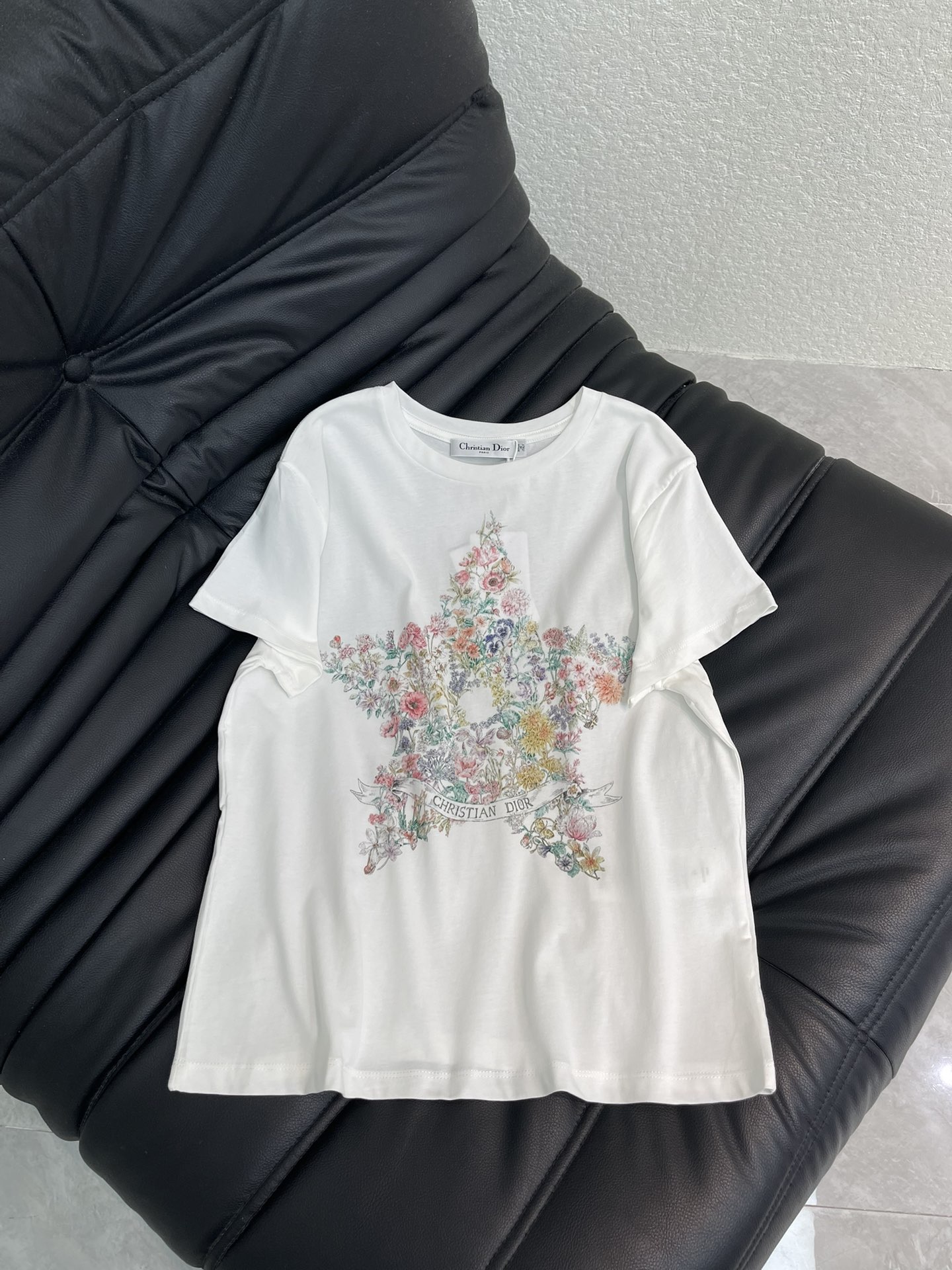 NO:658533,Dio*26 new spring and summer new exquisite five-pointed star floral print short-sleeved T-shirt, high-end fabrics, skin-friendly, breathable and comfortable, iconic letter pattern, low-key luxury, age-reducing girlhood!  A must-have artifact for Bai Fumei!  The classic version is versatile and easy to wear. It is highly recommended to keep it for yourself!  The quality of workmanship depends on the details SML, dior, T-shirt, tees, t-shirt, alexander wang19860909Dio*26春夏新款精致五角星花卉印花短袖T恤 高订面料 亲肤透气舒适 标志性字母图案低调奢华 减龄少女时代！白富美必备神器！ 经典版型百搭不挑人 强烈推荐自留款！ 做工品质看细节 SML,,dior,T-shirt,tees，t-shirt,alexander wang,Women's clothing