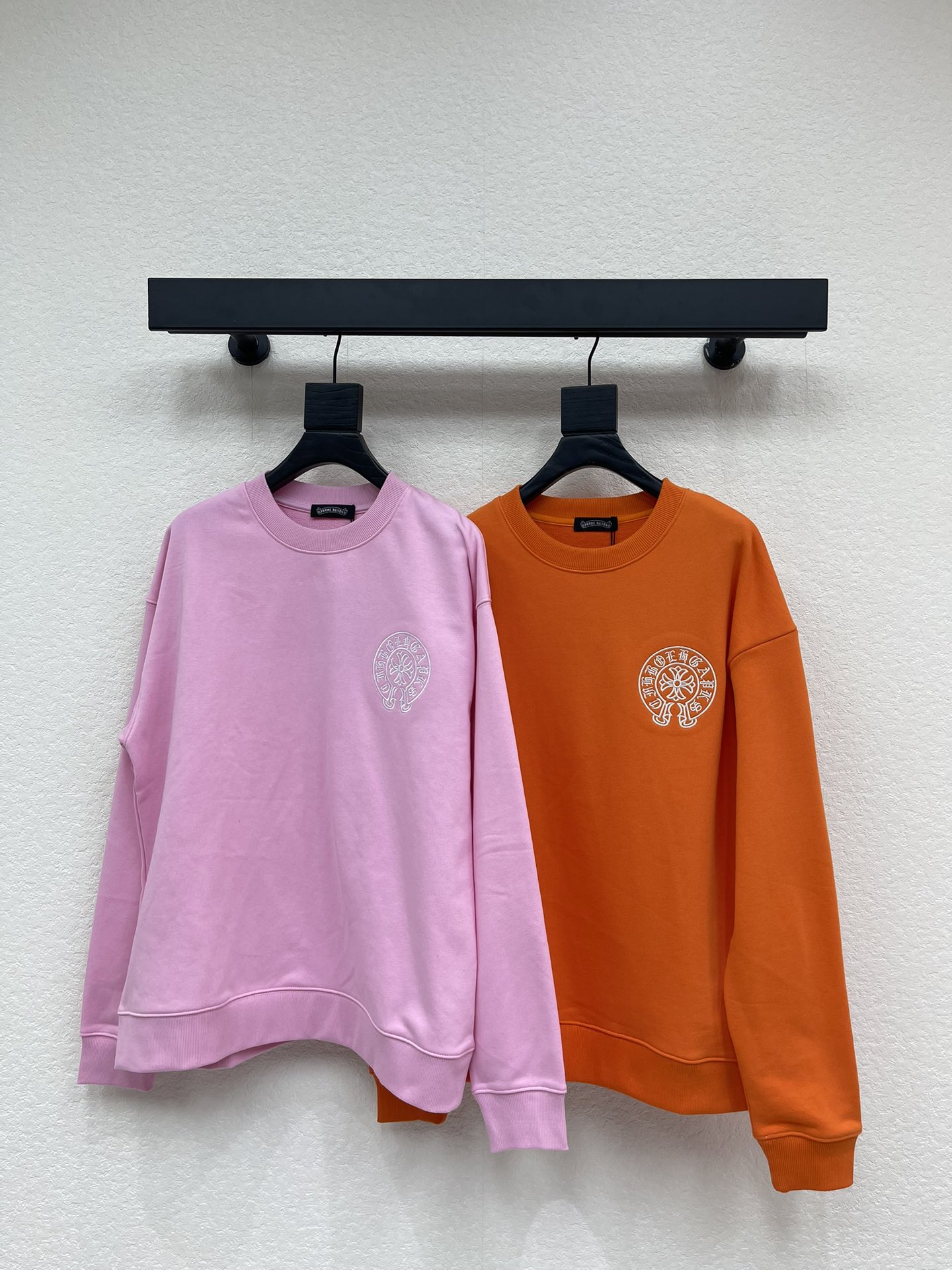 NO:658887,Chrome Heart* Chrome Heart 25 early autumn new Sanskrit horseshoe embroidered round neck sweatshirt is made of terry cotton fabric, soft and thick, super comfortable to wear in autumn and winter!  The loose fit is highly tolerant and goes well with jeans or casual pants. It can be easily worn for daily outings and street wear. Simple and versatile, comfortable and stylish, it is a must-have item for high street fashion!  SML,,chrome hearts,chrome hearts,hoodie,sweatshirts,jeans,alexander wang19860909Chrome Heart*克罗心25早秋新款梵文马蹄刺绣圆领卫衣,采用毛圈纯棉面料,柔软又厚实,秋冬穿超舒服！宽松版型,包容性强,搭配牛仔裤或休闲裤都很OK,日常出街、街头穿搭都能轻松驾驭.简约百搭,舒适又有型,是高街潮流必备单品！SML,,chrome hearts,chrome hearts,hoodie,sweatshirts,jeans,alexander wang,Women's clothing