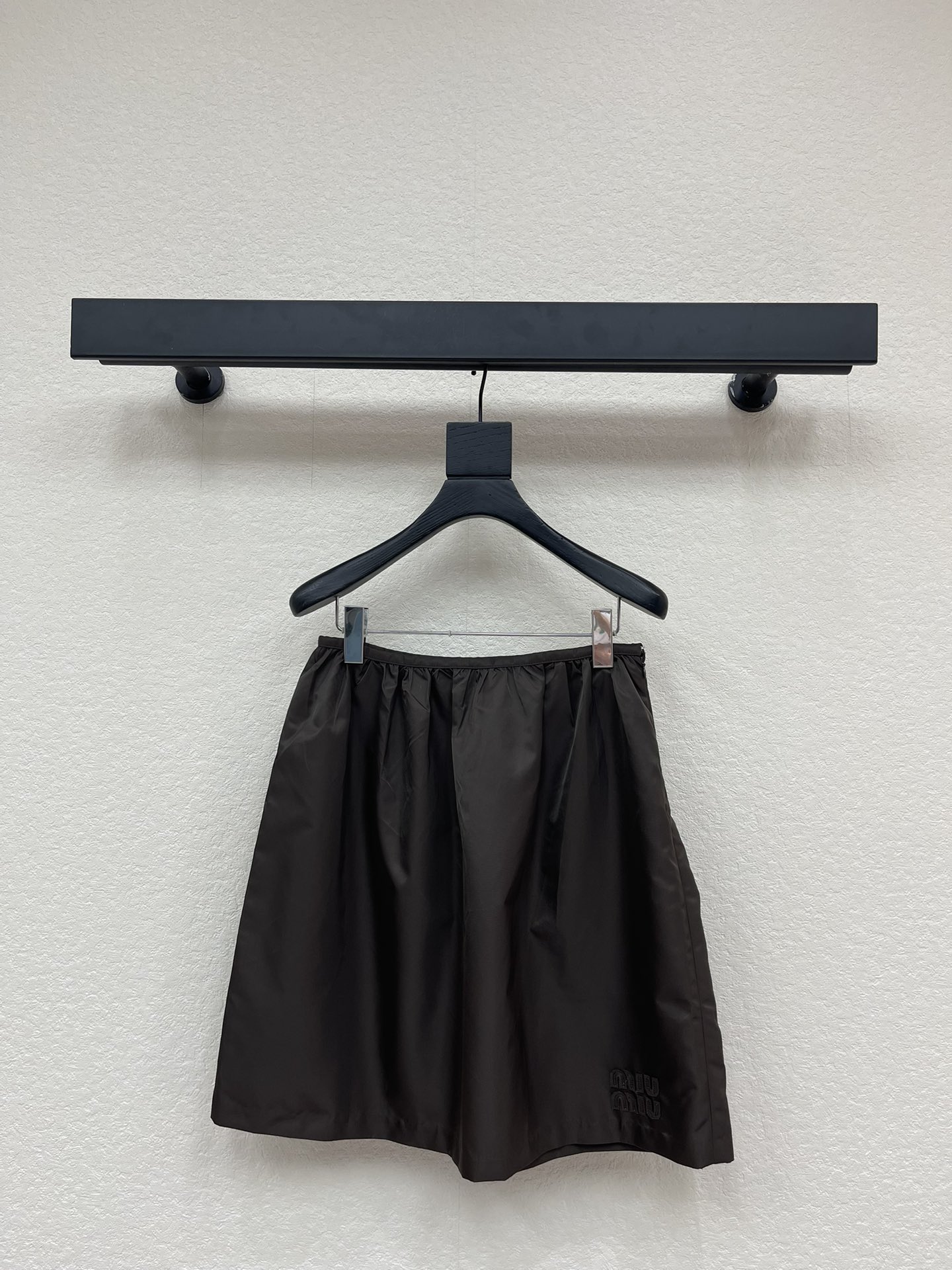 NO:658897,*New autumn and winter technical Gazar jacket + skirt set. The technical Gazar fabric is combined with the rich texture of lamb wool and exquisite golden buttons to create the unique personality of this Oversize jacket. Inspired by classic men's uniforms, the structural sense of this skirt evokes the inspiration of the T stage, showing versatile female charm. SML,,versace,skirts,jackets & coats,jackets & coats,alexander wang19860909*秋冬新款科技Gazar夹克外套+半裙套装.科技Gazar面料与羊羔毛的丰盈质感及精致金色纽扣相结合,塑造出这款Oversize夹克的独特个性,灵感源自经典男装制服,这款半身裙的结构感,唤起了T台灵感,展现出多功能的女性魅力. SML,,versace,skirts,jackets & coats,jackets & coats,alexander wang,Women's clothing