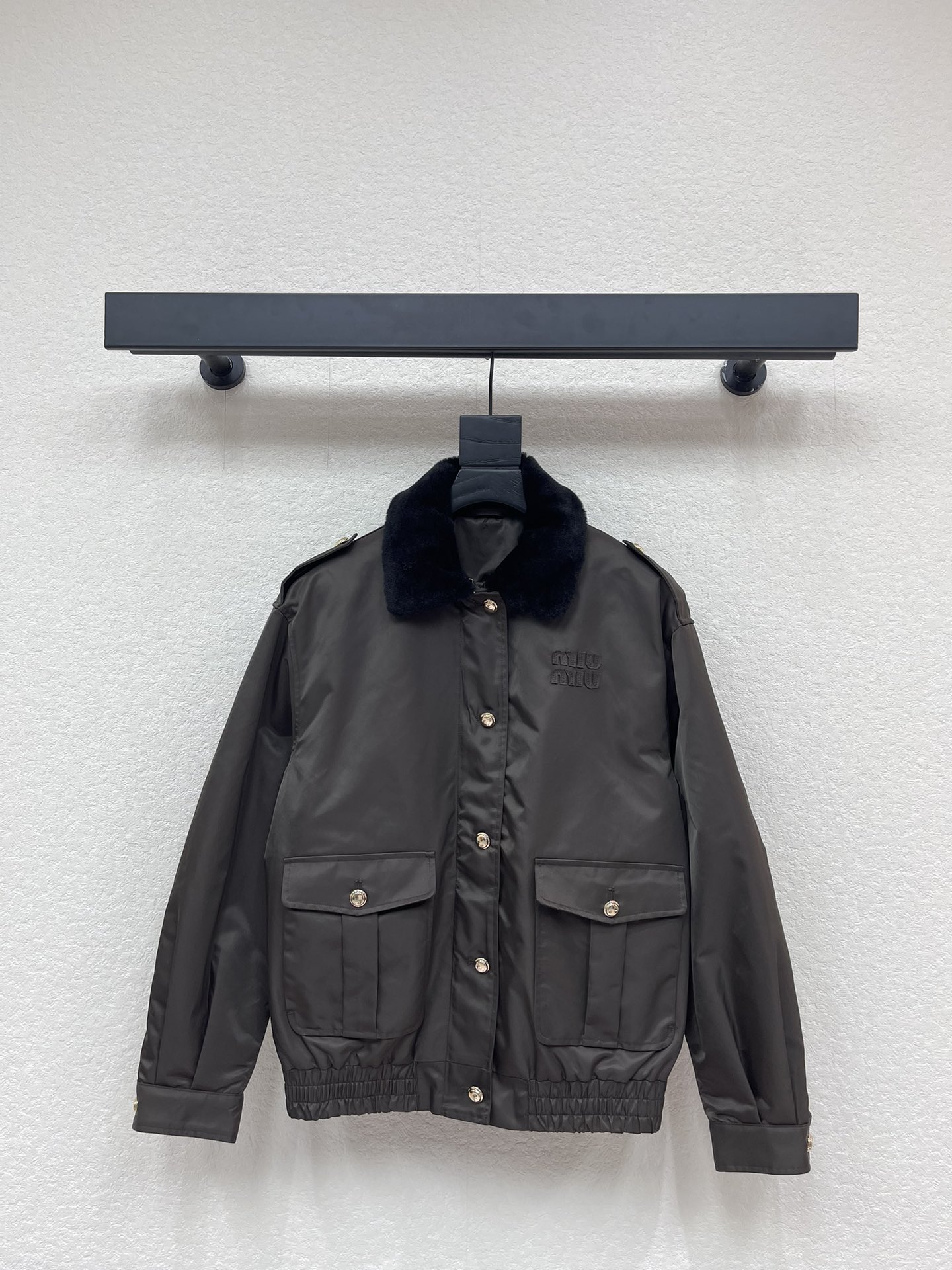 NO:658899,*New fall and winter technical Gazar jacket + skirt set. The technical Gazar fabric is combined with the rich texture of lamb wool and exquisite golden buttons to create the unique personality of this Oversize jacket. Inspired by classic men's uniforms, the structural sense of this skirt evokes the inspiration of the T stage, showing versatile female charm. SML outer,,versace,skirts,jackets & coats,jackets & coats,alexander wang19860909*秋冬新款科技Gazar夹克外套+半裙套装.科技Gazar面料与羊羔毛的丰盈质感及精致金色纽扣相结合,塑造出这款Oversize夹克的独特个性,灵感源自经典男装制服,这款半身裙的结构感,唤起了T台灵感,展现出多功能的女性魅力. SML 外,,versace,skirts,jackets & coats,jackets & coats,alexander wang,Women's clothing