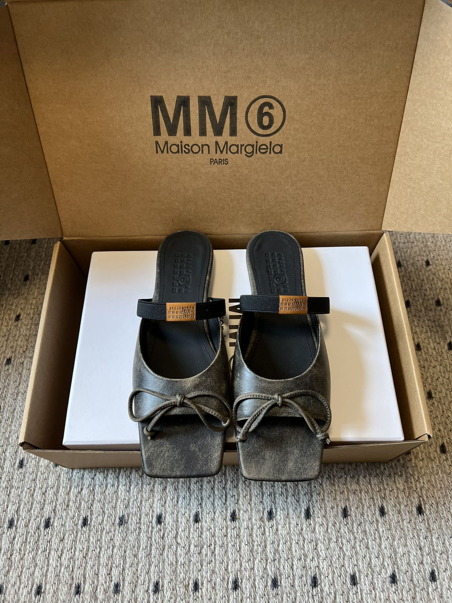 마르지엘라 MM6 램스킨 리본 화이트 슬링백 레플리카 9055