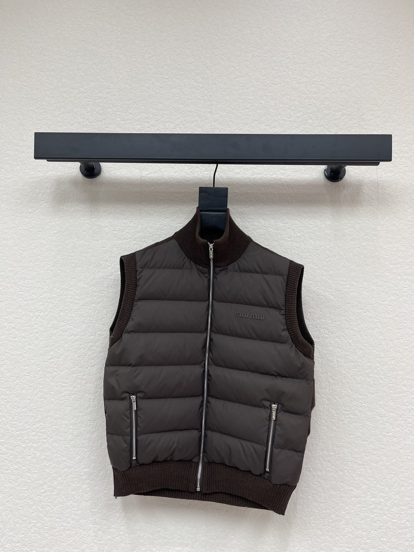 NO:658895,Comes with dust bag *New down-filled cashmere zipped vest for fall and winter. This soft cashmere cardigan combines fine knit and practical outerwear, thanks to technical pongé fabric details filled with white duck down, creating a versatile hybrid garment. SML A,,jackets & coats,down jacket,alexander wang19860909配防尘袋 *秋冬新款羽绒填充羊绒拉链马甲.这款柔软的羊绒开衫结合了精致针织和实用外套,得益于填充白鸭绒的技术性pongé面料细节,打造出一件多功能的混合服装.SML A,,jackets & coats,down jacket,alexander wang,Women's clothing