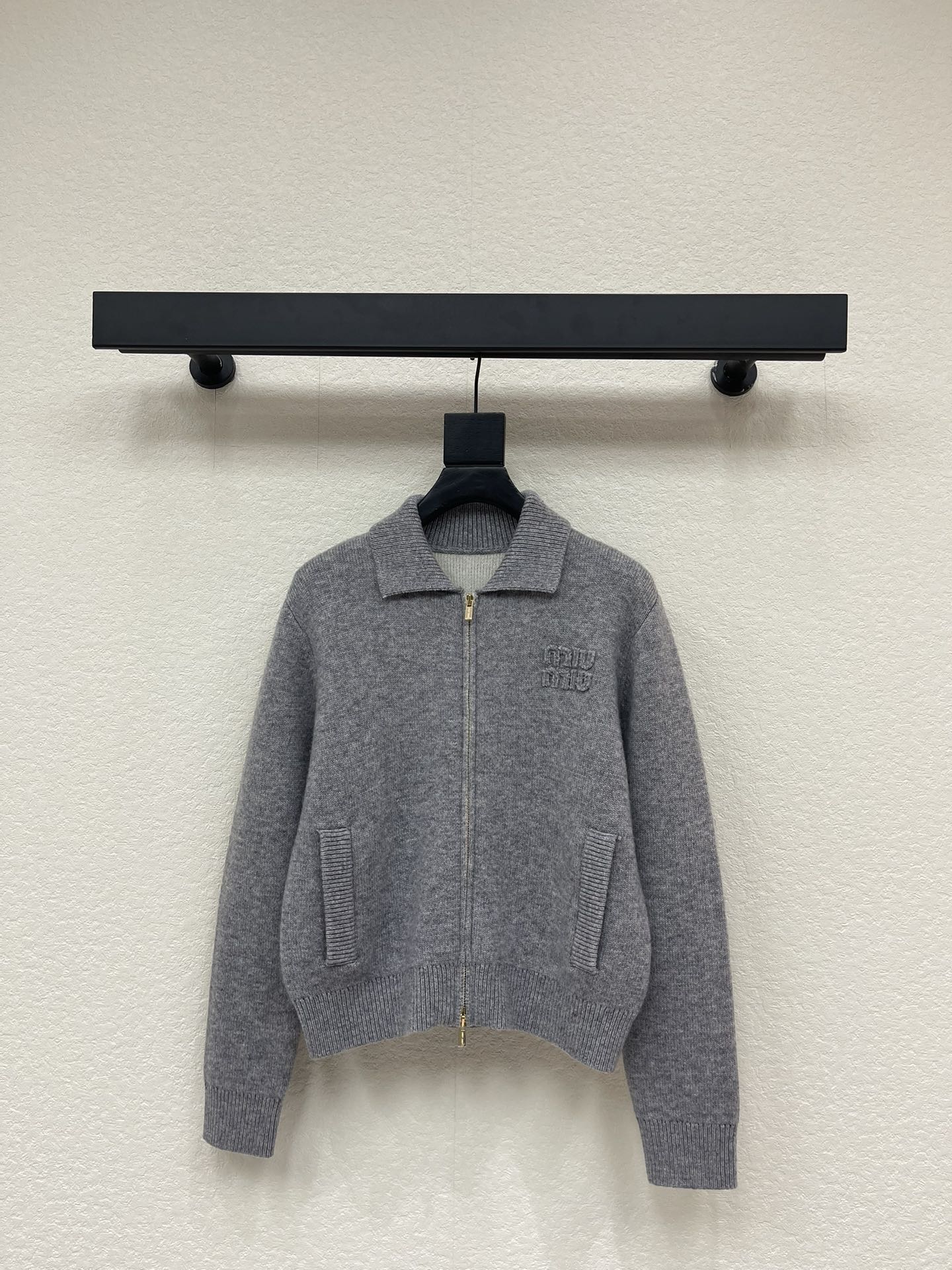 NO:658893,*New autumn and winter zipper cashmere knitted cardigan. This iconic zipper cardigan is made of warm Shetland wool and soft cashmere, reinterpreting Miu's classic works with unique lines and ingenious craftsmanship. SML,,miumiu,alexander wang19860909*秋冬新款拉链羊绒针织开衫.这款标志性拉链开衫采用温暖的设得兰羊毛与柔软的羊绒打造,以别致线条与匠心工艺焕新演绎Miu经典作品.SML,,miumiu,alexander wang,Women's clothing