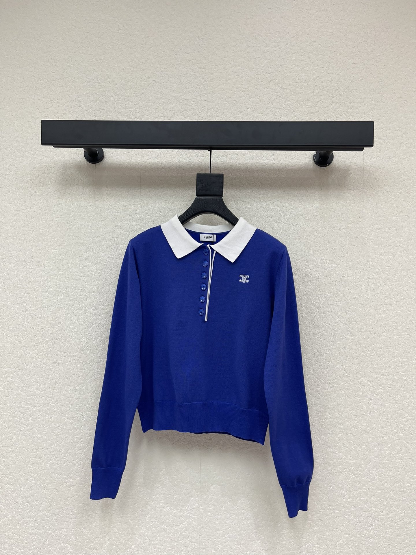 NO:658563,CELIN*26 early spring new style blue spliced ​​long-sleeved Polo shirt knitted with white lapels and contrasting design is super vibrant!  The half-button neckline makes it easy to put on and take off with a casual feel. The fabric is comfortable and breathable, suitable for daily wear or sports. The small embroidered letters on the chest are full of details ~ it has both college style and sports style. It looks great with jeans or sweatpants in spring and autumn!  SML A,,celine,jeans,alexander wang19860909CELIN*26早春新款蓝色拼接长袖Polo衫针织,白色翻领,撞色设计超有活力！半扣子领口,穿脱方便又有休闲感.面料舒适透气,日常穿搭或运动都OK.胸前小刺绣字母,细节满分～学院风&运动风兼具,春秋季节随便搭牛仔裤or运动裤都很出彩！SML A,,celine,jeans,alexander wang,Women's clothing