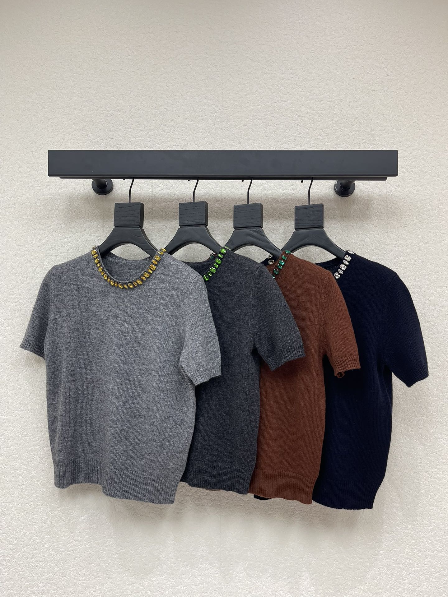 NO:658561,Prad*26 new early spring jewelry accessories embellish this short-sleeved knitted sweater, showing an unexpected combination of lines and materials. This style is made of wool and cashmere yarn, giving the silhouette a soft and structured feel, and is decorated with crystal decoration on the round neck. Coffee/Navy Blue/Dark Gray/Light Gray SML,, prada, sweaters, T-shirt, alexander wang19860909Prad*26早春新款 珠宝配饰点缀这款短袖针织毛衣,展现出线条与材质的意外组合.这款风格采用羊毛和羊绒纱线制作,赋予轮廓柔软和结构感,并在圆领处饰以水晶装饰.咖/藏蓝/深灰/浅灰 SML,,prada,sweaters,T-shirt,alexander wang,Women's clothing