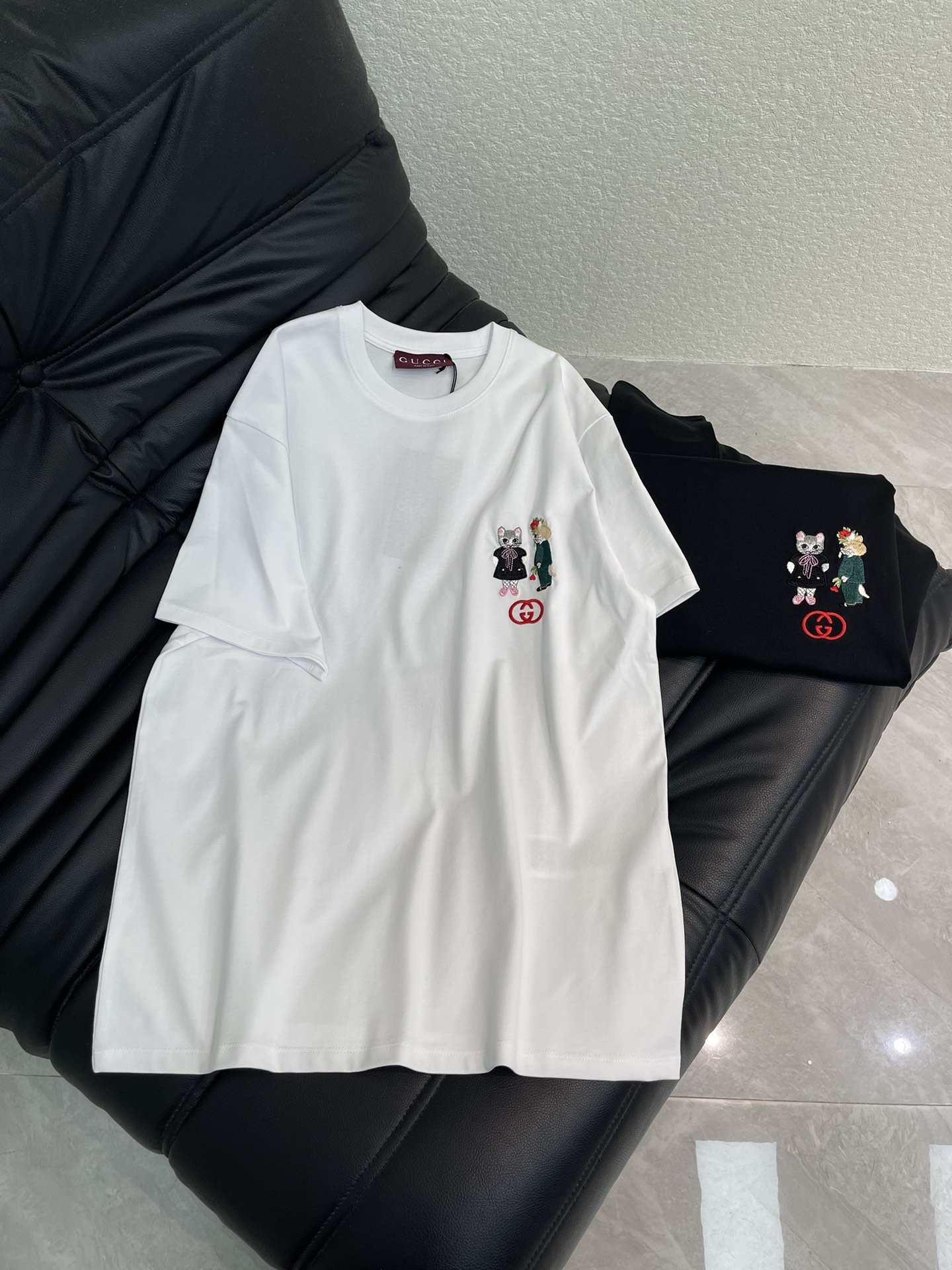 NO:657954,Gucc*26 new spring and summer round neck embroidered cartoon logo short-sleeved T-shirt. Customized YB native cotton material, fine texture, comfortable and breathable, loose short-sleeved cutting, highlighting the brand style. Made of native cotton material, high-grade luster texture, embroidery technology restores the double G letter logo dress kitten cartoon pattern on the chest, refreshing and age-reducing, loose version, relaxed and fashionable wear. SML,, gucci, T-shirt, tees, t-shirt, alexander wang19860909Gucc*26春夏新款圆领刺绣卡通徽标短袖T恤.定制YB原生全棉材质,质感细腻,舒适透气,宽松短袖裁剪,凸显品牌格调,采用原生全棉材质,质感高级光泽,刺绣工艺还原胸前双G字母徽标礼服小猫卡通图案,清爽减龄,宽松版型,穿搭松弛时尚.SML,,gucci,T-shirt,tees，t-shirt,alexander wang,Women's clothing