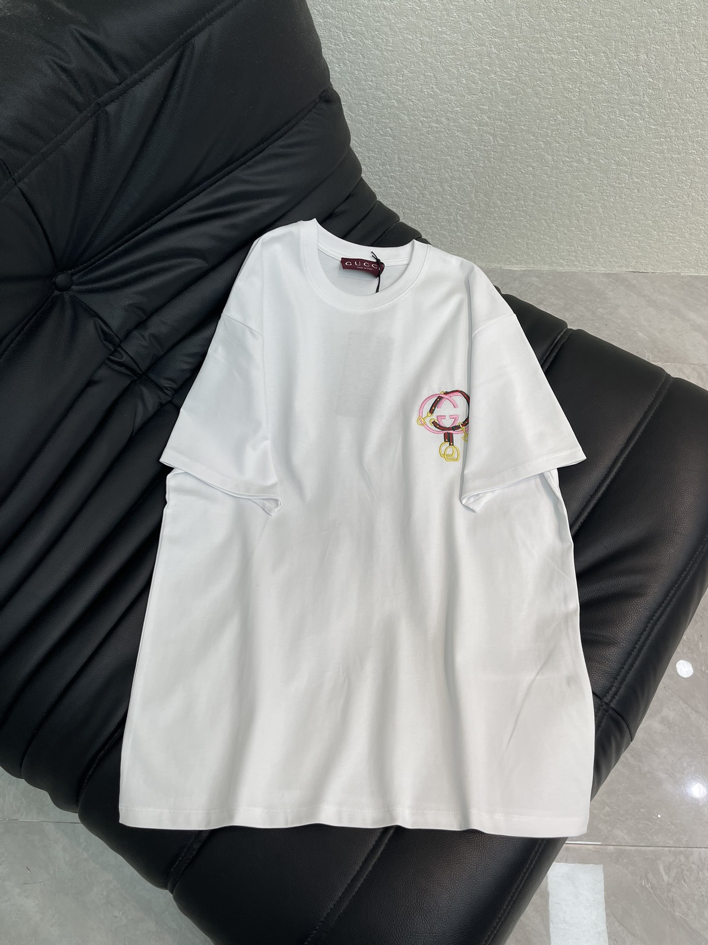 NO:657958,Gucc*26 new spring and summer New Year's round neck logo embroidered short-sleeved T-shirt. New Year's Series #Customized YB native cotton material, fine texture, comfortable and breathable, loose short-sleeved cutting, highlighting the brand style, using native cotton material, high-grade glossy texture, embroidery process to restore the metal ring buckle pattern of the letter logo on the chest, refreshing and age-reducing, loose version, relaxed and fashionable wear. SML,, gucci, T-shirt, tees, t-shirt, alexander wang19860909Gucc*26春夏新款贺岁圆领徽标刺绣短袖T恤.新年贺岁系列#定制YB原生全棉材质,质感细腻,舒适透气,宽松短袖裁剪,凸显品牌格调,采用原生全棉材质,质感高级光泽,刺绣工艺还原胸前字母徽标金属环扣图案,清爽减龄,宽松版型,穿搭松弛时尚.SML,,gucci,T-shirt,tees，t-shirt,alexander wang,Women's clothing