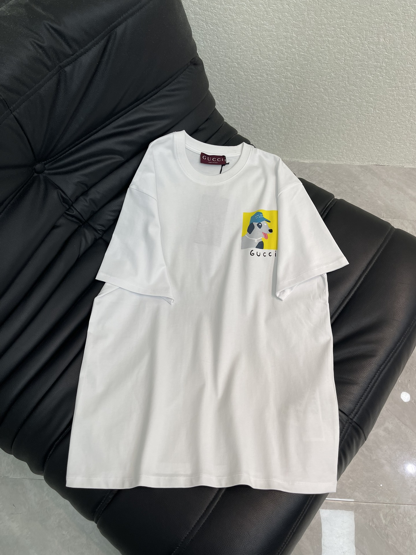 NO:657967,Gucc*26 new spring and summer round neck cartoon printed short-sleeved T-shirt. Customized YB native cotton material, fine texture, comfortable and breathable, loose short-sleeved cutting, highlighting the brand style, using native cotton material, high-grade glossy texture, printing process to restore the letter logo on the chest wearing a puppy pattern, the same processing echoes on the back, refreshing and age-reducing, loose version, relaxed and fashionable wear. SML A,, gucci, T-shirt, tees, t-shirt, hats, alexander wang19860909Gucc*26春夏新款圆领卡通印花短袖T恤.定制YB原生全棉材质,质感细腻,舒适透气,宽松短袖裁剪,凸显品牌格调,采用原生全棉材质,质感高级光泽,印花工艺还原胸前字母徽标戴帽小狗图案,背后同样处理呼应,清爽减龄,宽松版型,穿搭松弛时尚.SML A,,gucci,T-shirt,tees，t-shirt,hats,alexander wang,Women's clothing