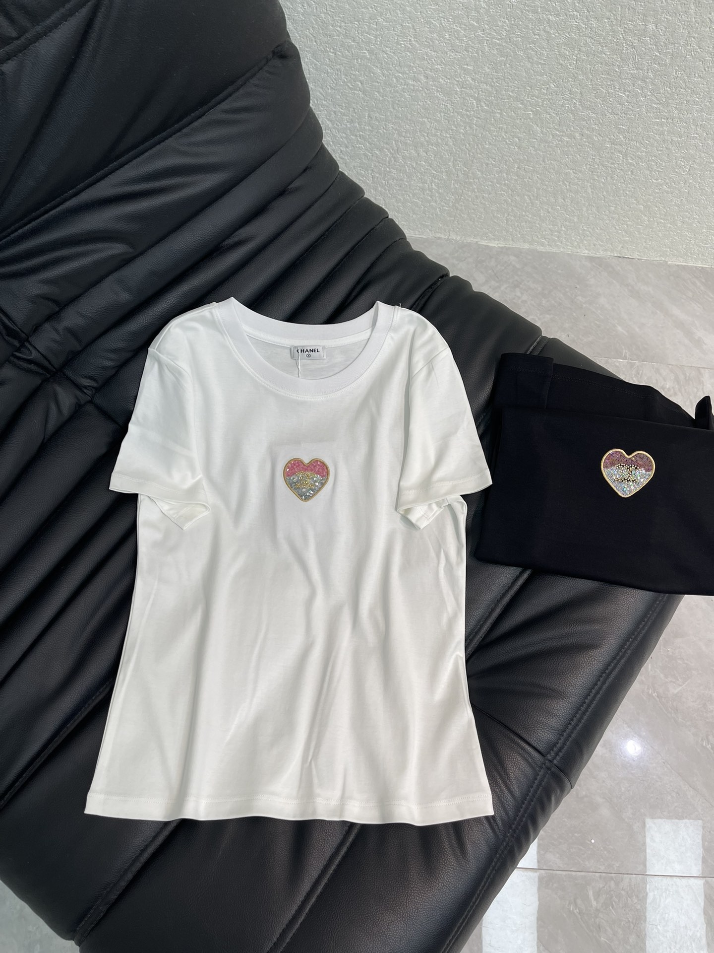 NO:658530,Chane*26 new spring and summer love sequin embroidered short-sleeved T-shirt, mercerized cotton fabric, slim fit, high-density fashionable sports style, every daily wear, playful and age-reducing design elements full of vitality, high quality, sizes SML,,chanel,T-shirt,tees,t-shirt,alexander wang19860909Chane*26春夏新款爱心珠片刺绣短袖T恤 丝光棉面料 修身版型 高密度时髦运动风 每个日常的穿搭 俏皮减龄充满元气的设计元素 高品质 尺码SML,,chanel,T-shirt,tees，t-shirt,alexander wang,Women's clothing