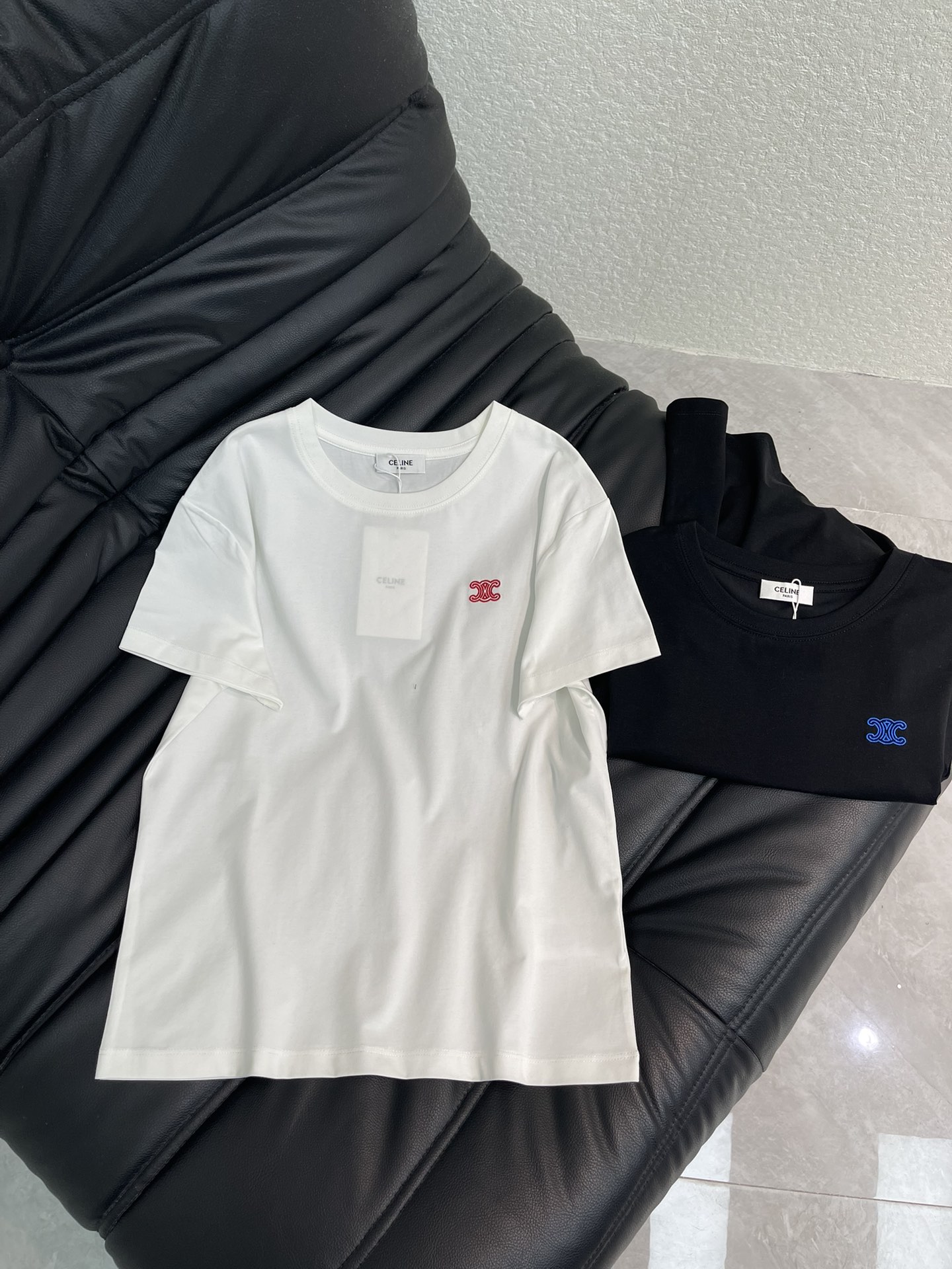 NO:658542,Celin*26 new spring and summer new exquisite contrasting color embroidered short-sleeved T-shirt. High-order mercerized cotton fabric. Skin-friendly, breathable and comfortable. Iconic letter pattern is low-key and luxurious. Age-reducing girlhood!  A must-have artifact for Bai Fumei!  The classic version is versatile and easy to wear. It is highly recommended to keep it for yourself!  The quality of workmanship depends on the details SML,,celine,T-shirt,tees,t-shirt,alexander wang19860909Celin*26春夏新款精致撞色刺绣短袖T恤 高订丝光棉面料 亲肤透气舒适 标志性字母图案低调奢华 减龄少女时代！白富美必备神器！ 经典版型百搭不挑人 强烈推荐自留款！ 做工品质看细节 SML,,celine,T-shirt,tees，t-shirt,alexander wang,Women's clothing