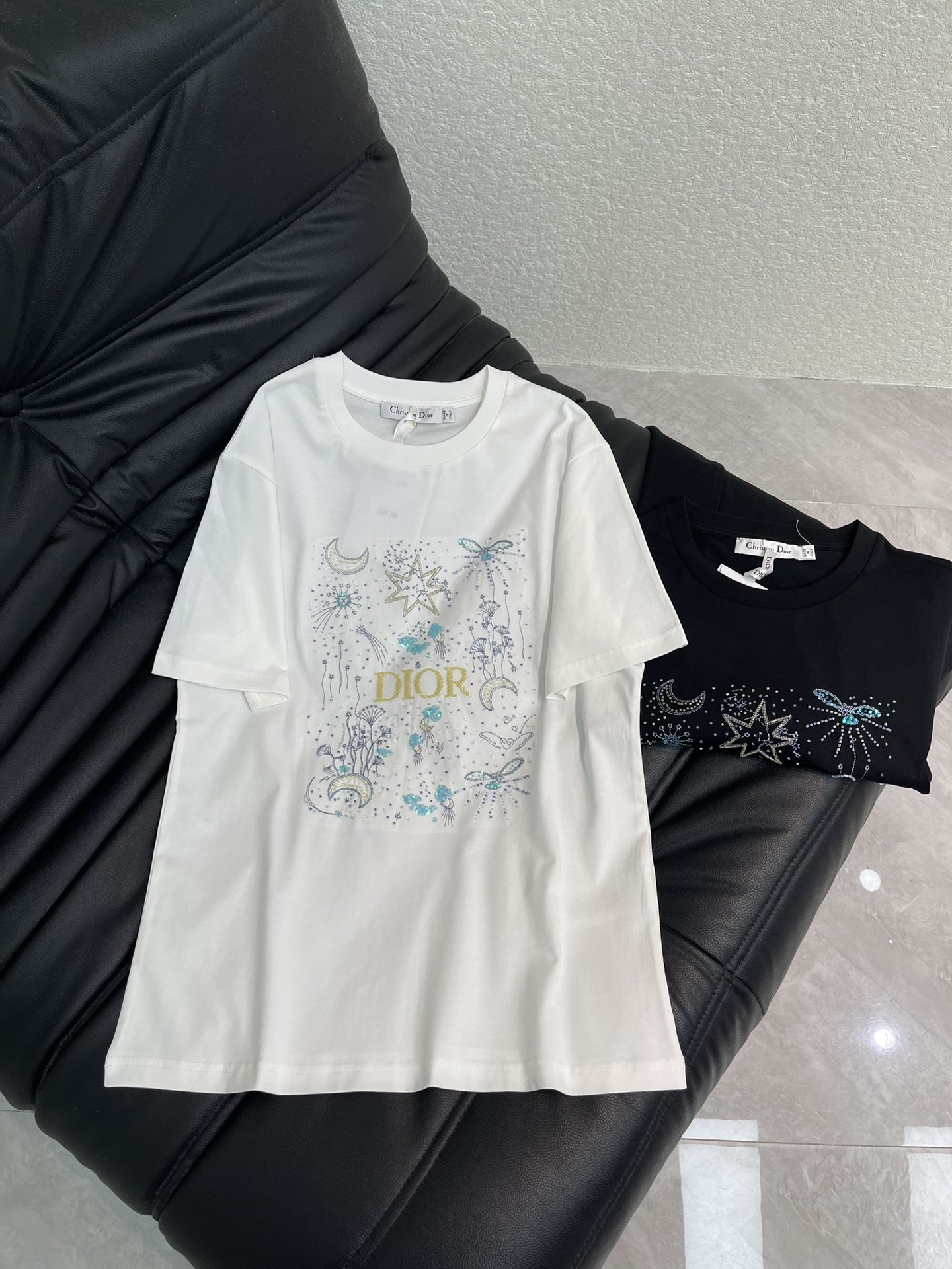 NO:658539,Dio*26 new spring and summer new exquisite diamond-cut short-sleeved T-shirt. High-order mercerized cotton fabric. Skin-friendly, breathable and comfortable. Iconic letter pattern is low-key and luxurious. Age-reducing girlhood!  A must-have artifact for Bai Fumei!  The classic version is versatile and easy to wear. It is highly recommended to keep it for yourself!  The quality of workmanship depends on the details SML A,,dior,T-shirt,tees,t-shirt,alexander wang19860909Dio*26春夏新款精致订钻短袖T恤 高订丝光棉面料 亲肤透气舒适 标志性字母图案低调奢华 减龄少女时代！白富美必备神器！ 经典版型百搭不挑人 强烈推荐自留款！ 做工品质看细节 SML A,,dior,T-shirt,tees，t-shirt,alexander wang,Women's clothing
