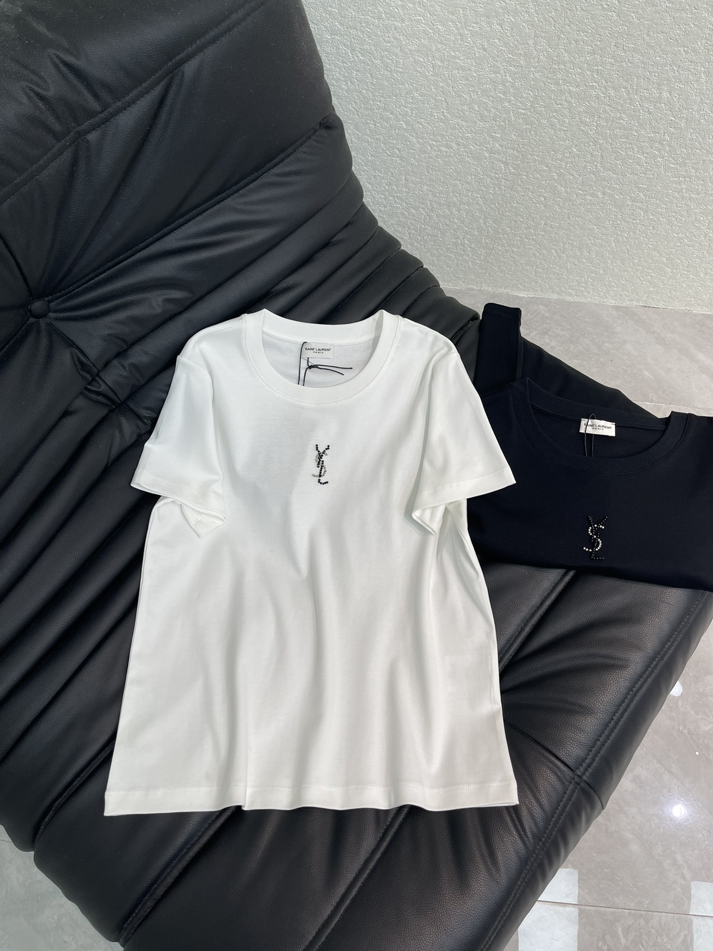 NO:658545,Ysl*26 new spring and summer new exquisite diamond-cut short-sleeved T-shirt, high-order mercerized cotton fabric, skin-friendly, breathable and comfortable, iconic letter pattern, low-key luxury, age-reducing girlhood!  A must-have artifact for Bai Fumei!  The classic version is versatile and easy to wear. It is highly recommended to keep it for yourself!  The quality of workmanship depends on the details SML A,,saint laurent,T-shirt,tees,t-shirt,alexander wang19860909Ysl*26春夏新款精致订钻短袖T恤 高订丝光棉面料 亲肤透气舒适 标志性字母图案低调奢华 减龄少女时代！白富美必备神器！ 经典版型百搭不挑人 强烈推荐自留款！ 做工品质看细节 SML A,,saint laurent,T-shirt,tees，t-shirt,alexander wang,Women's clothing