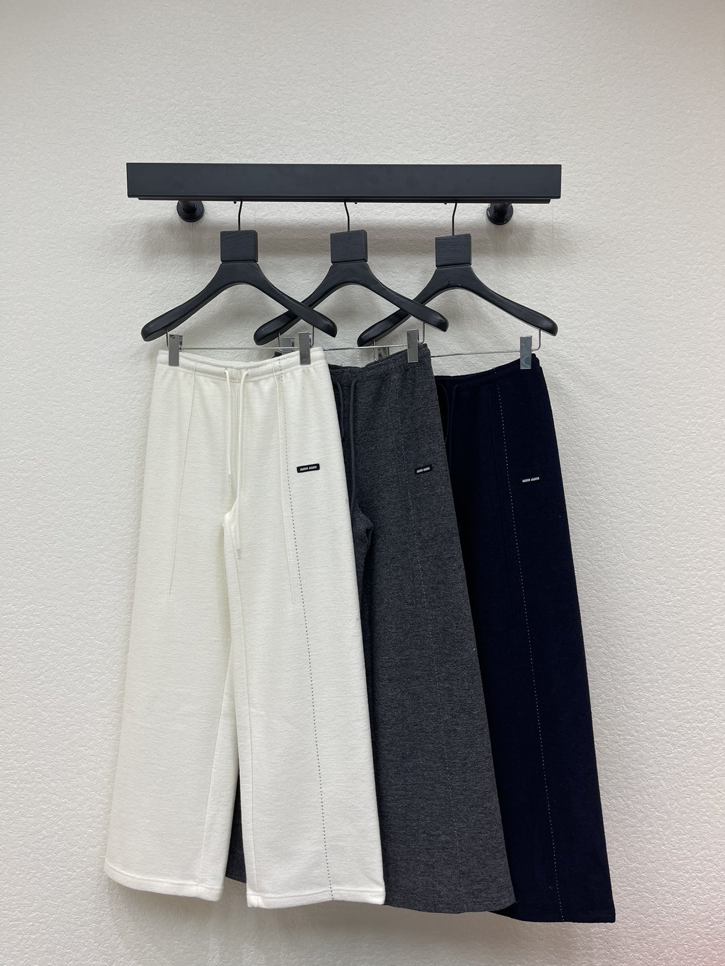 NO:657987,Miumi*26 new offer drawstring silhouette wide-leg trousers. Customized YB imported wool blend material, solid fabric, comfortable and warm to wear, suitable for autumn and winter, high-waisted drawstring wide-leg trousers version, using embroidery technology to create vertical dotted lines, symmetrically distributed in the middle of the legs  The axis, visually straight, full of details, combined with the letter logo on the waist, creates a relaxed and western style. The brand style is instantly improved, easy to control, a pair of versatile trousers for every season, suitable for daily vacation and dating. SML,, miumiu, alexander  wang19860909Miumi*26新款报价抽绳轮廓阔腿长裤.定制YB进口羊毛混纺材质,面料扎实,穿搭舒适保暖,适宜秋冬,高腰抽绳阔腿长裤版型,利用刺绣工艺打造竖状虚线,对称分布两腿中轴,视觉显直,细节满满,配合腰挎处字母徽标,打造出松弛洋气风格,品牌格调瞬间提升,轻松驾驭,一条换季百搭长裤,度假约会日常.SML,,miumiu,alexander wang,Women's clothing