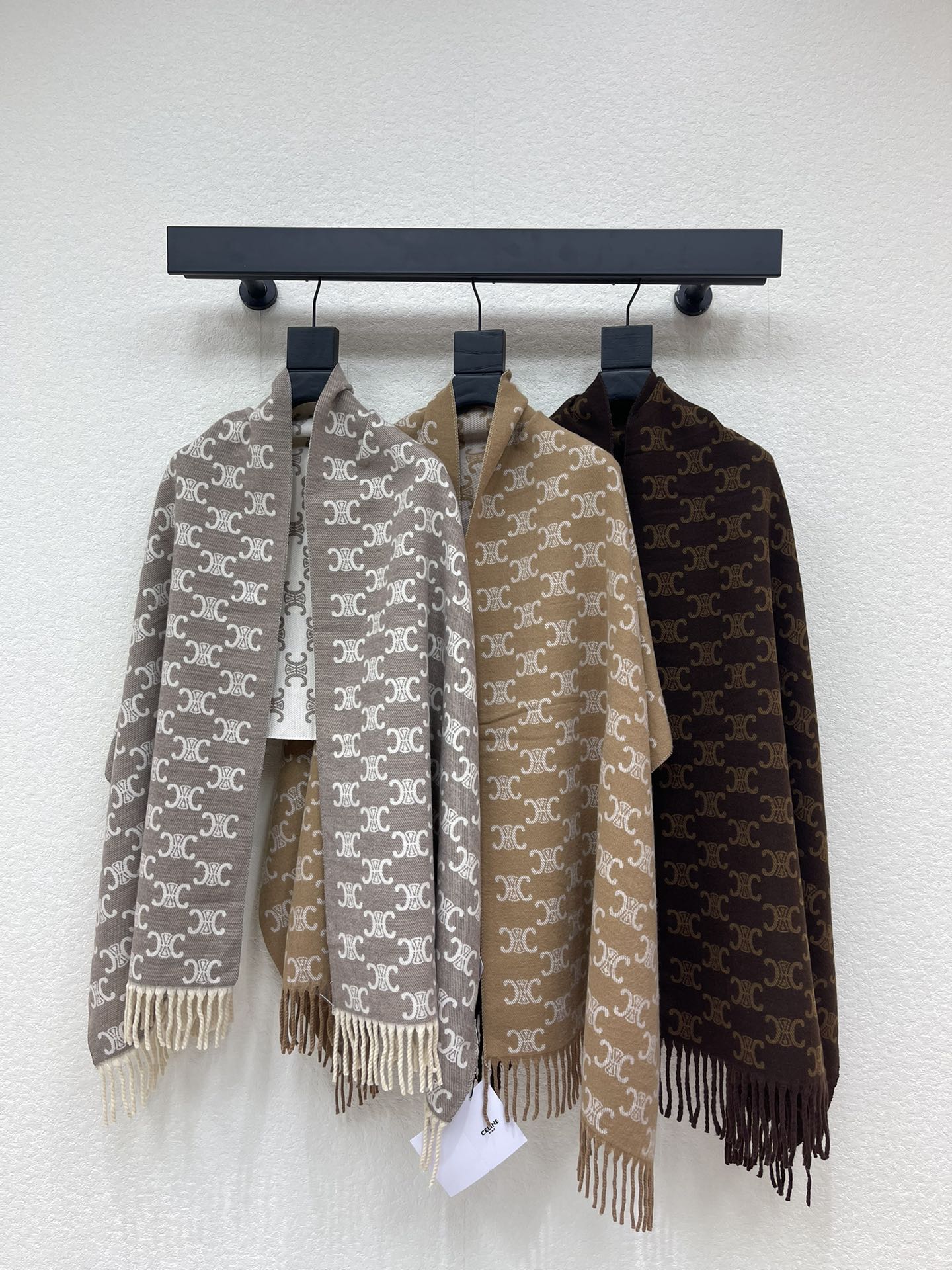 NO:658554,CELIN*26 new early spring Arc de Triomphe series wool scarf, made of wool, soft and delicate touch, perfect warmth!  The classic Arc de Triomphe pattern, intertwined with light brown and off-white, is low-key and luxurious. The double-sided design can be used front and back, and the tassel edges add a lively atmosphere. The size is suitable and can be used as a scarf or a shawl. It is very versatile in autumn and winter. It can be easily worn whether it is a windbreaker, a coat or a down jacket, improving the overall look of the outfit!  SML,,celine,down jacket,shawls,alexander wang19860909CELIN*26早春新款凯旋门系列羊毛围巾,采用羊毛,触感柔软细腻,保暖力满分！经典凯旋门图案,浅棕与米白交织,低调又奢华.双面设计,正反都能用,流苏边缘增添灵动气息.尺寸适中,既能做围巾也能当披肩,秋冬季节超百搭,无论风衣、大衣还是羽绒服都能轻松驾驭,提升整体穿搭质感！SML,,celine,down jacket,shawls,alexander wang,Women's clothing