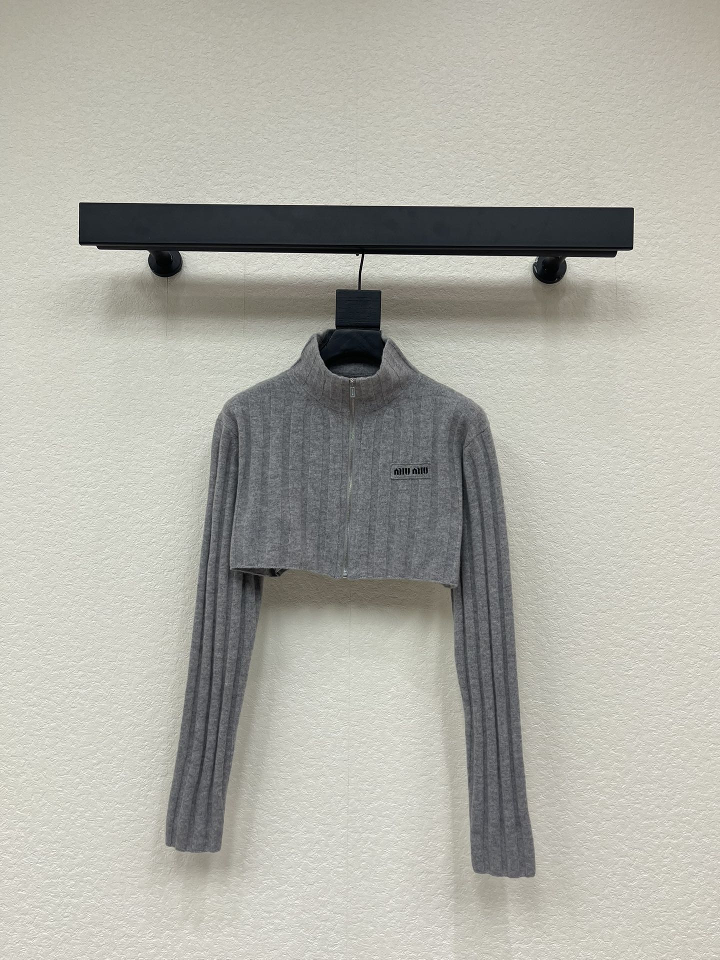 NO:658889,Miumi*26 new early spring ultra-short embroidered knitted top. Customized YB wool cashmere yarn weaving, high-end texture, comfortable and soft, small stand-up collar zipper knitted top cut, high collar collar extending to the whole body vertical pit strip design, with elastic fabric to hug the body  , ultra-short design, slim and hot, unique, with three-dimensional embroidered letter logo on the chest, highlighting the brand style, creating high-street fashionable wear, layered in autumn and winter, worn alone, very hot. SML,, miumiu, alexander  wang19860909Miumi*26早春新款超短款刺绣针织上衣.定制YB羊毛羊绒纱线织造,质感高级,舒适柔软,小立领拉链针织上衣剪裁,高领领边延伸至全身的竖坑条设计,配合弹力面料紧裹身体,超短款设计,显瘦热辣别出心裁,搭配胸口立体刺绣字母徽标,突出品牌格调,打造高街时髦穿搭,秋冬叠穿,穿搭直接单穿,热辣十足.SML,,miumiu,alexander wang,Women's clothing