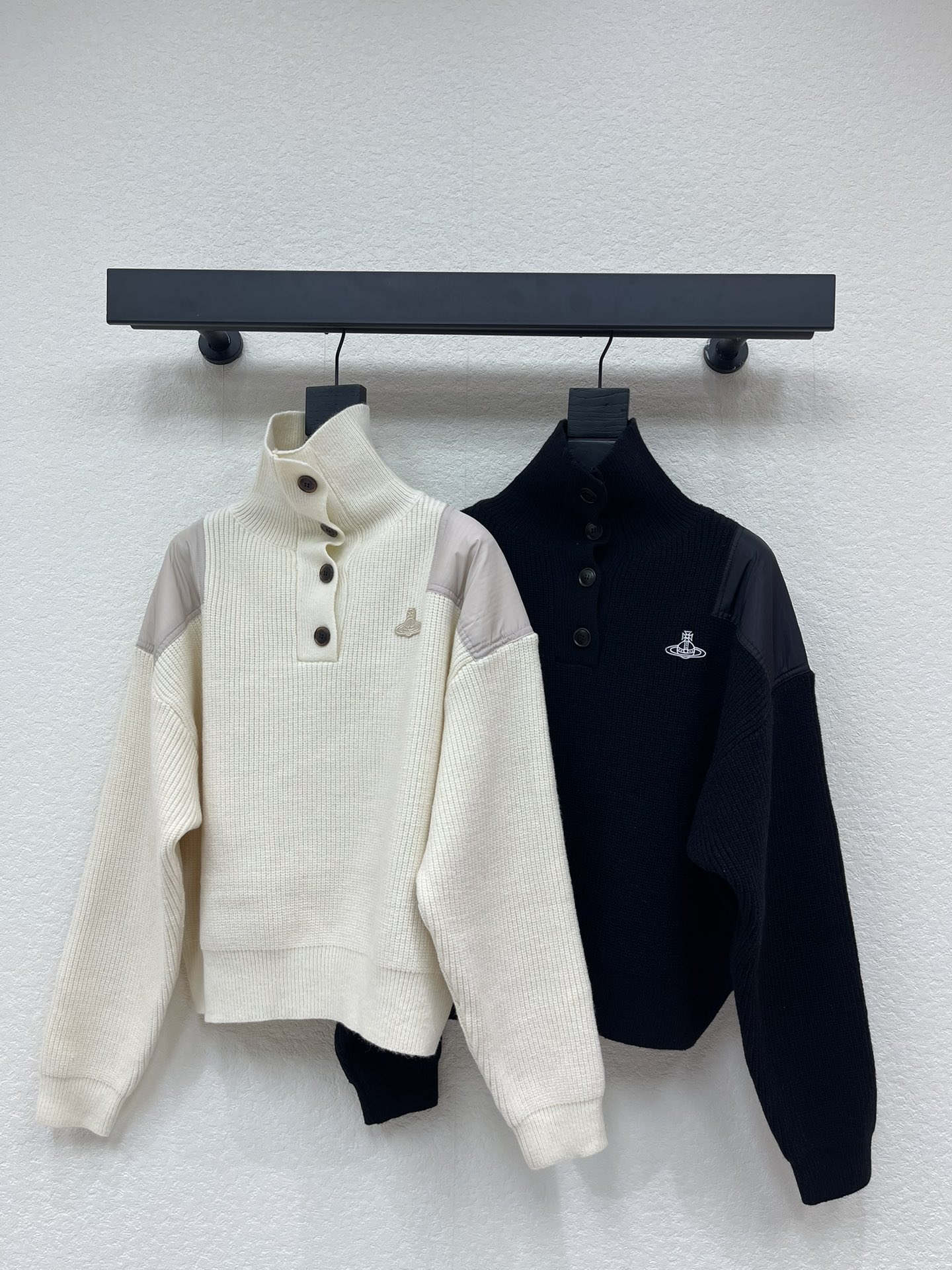 NO:658557,VivieneWestwoo*Western Queen Mother’s 26 early spring new style lapel knitted long-sleeved sweater!  Customized wool yarn weaving, soft and skin-friendly, comfortable and stylish, lapel buttoned long-sleeved sweater cut, Saturn logo embroidered all over the chest, dropped shoulders, contrasting embellishments, highlighting the brand style, strong style, loose fit to accommodate the body, playful, age-reducing and whitening, easy to wear for daily outings or parties!  SML,,sweaters,alexander wang19860909VivieneWestwoo*西太后26早春新款翻领针织长袖毛衣！定制羊毛纱线织造 柔软亲肤 舒适有型 翻领襟扣长袖毛衣剪裁 通体胸前土星刺绣徽标落肩拼接撞色点缀 彰显品牌格调 风格强烈 宽松版型包容身材 俏皮减龄显白 日常出行或聚会轻松驾驭！SML,,sweaters,alexander wang,Women's clothing