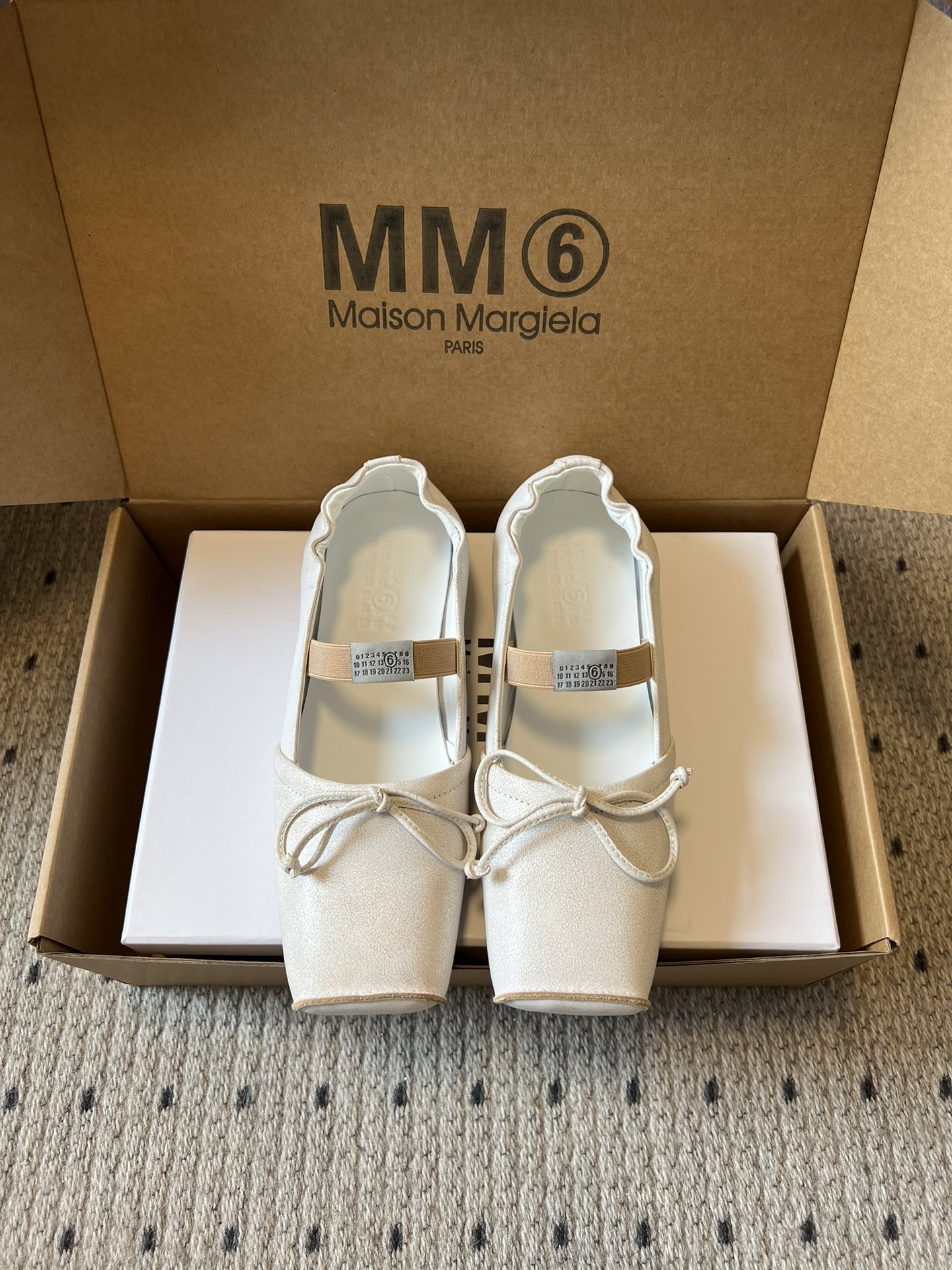 NO:652101,Top quality Maison Margiel* square toe elastic band ballet flat Mary Jane shoes adopt the brand's iconic sculptural silhouette that fits the shape of the foot. The upper is soft and has smooth lines, taking into account both fit and design. The square toe + ballet elements are combined with the classic square toe design to create a modern feel. It is paired with the bow decoration on the upper to reconstruct the elegant outline of the ballet shoes. At the same time, it has a mules back style, which is both casual and sophisticated.  There is the iconic white single-thread stitching on the heel, and the elastic strap of the shoe body has the MM6 number logo, which is the key to brand recognition. The flat Mary Jane style simplifies the way of putting on and taking off, combining the softness of ballet shoes with the casualness of mules. The upper is retro burst cowhide, the lining is silk sheepskin, the outsole is genuine leather, and the height is increased by 2.5cm. Size: 35-41 (customized sizes 40 and 41 are not returnable), slippers ballet shoes, masion  margiela,mary jane,slippers,cowhide,sheepskin,leather soles19860909顶级品质 Maison Margiel*方头弹力带芭蕾鞋平底玛丽珍鞋单鞋 采用品牌标志性的贴合脚型的雕塑感轮廓,鞋面柔软且线条流畅,兼顾贴合度与设计感.方头+芭蕾元素融合经典方头设计打造现代感,搭配鞋面蝴蝶结装饰,重构芭蕾鞋的优雅轮廓,同时做穆勒拖的后空款式,兼具休闲与精致. 鞋后跟处有标志性的白色单线缝线,鞋身弹性带带有MM6数字标识,是品牌辨识度的关键.平底玛丽珍款式,简化穿脱方式,将芭蕾鞋的柔美与穆勒鞋的随性结合. 鞋面复古爆裂牛皮 内里丝绸羊皮里 大底真皮大底 增高2.5cm size :35-41码（40、41码定制不退换）,拖鞋芭蕾舞鞋,masion margiela,mary jane,slippers,cowhide,sheepskin,Leather soles,Women's Shoes
