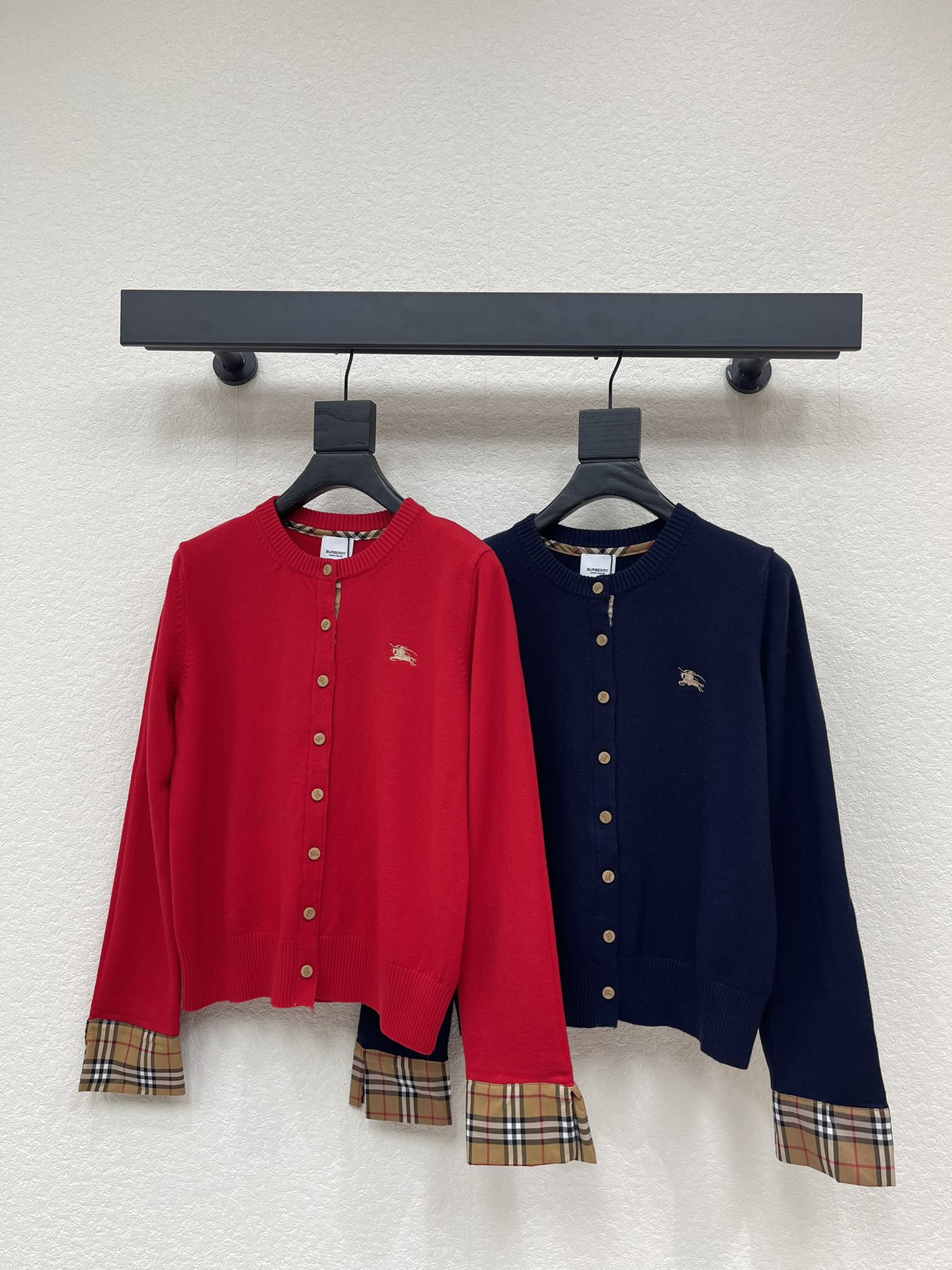 NO:658891,Burberr*26 new early spring round neck knitted long-sleeved cardigan!  Customized wool yarn weaving, high-end texture, comfortable and soft, round neck knitted cardigan cut, dense knitting to keep out the cold and wind, cuffs spliced ​​plaid design, war horse embroidery micro-label pattern on the chest, highlighting high-end positioning and fashion tonality, regular version of the shoulder style, elegant autumn and winter colors to create a sense of literary atmosphere, making the style more durable and versatile!  SML,,burberry, 19860909Burberr*26早春新款圆领针织长袖开衫！定制羊毛纱线织造 质感高级 舒适柔软 圆领针织开衫剪裁 密实针织御寒防风 袖口拼接格纹设计 胸口战马刺绣微标图案 彰显高级定位和时尚调性 正肩款常规版型 优雅秋冬色系打造文艺氛围感 让风格更耐看百搭！SML,,burberry, ,Women's clothing