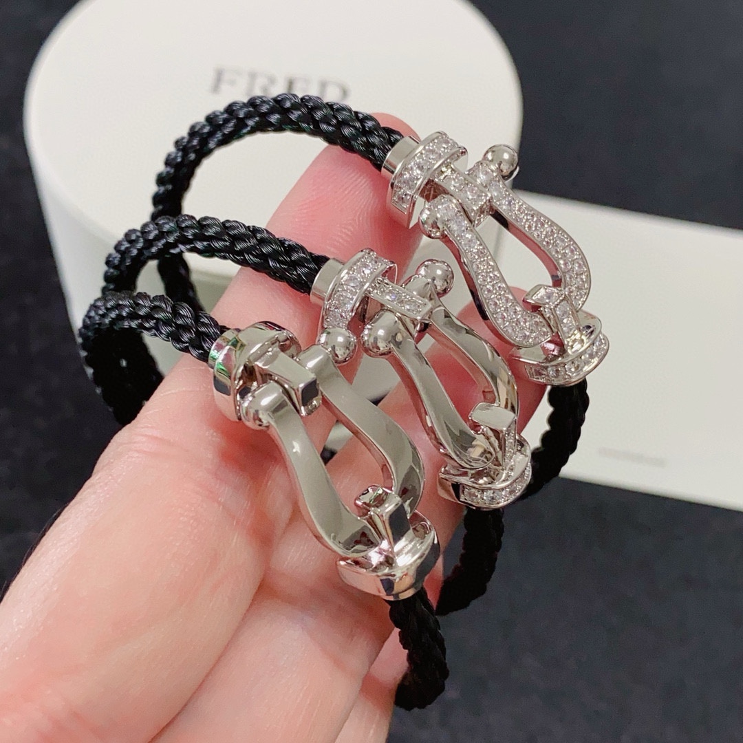 NO:643155,New product release hot Fred Feiden silver buckle full diamond, half diamond, non-diamond horseshoe buckle unisex high quality nylon rope bracelet bracelet!  Big brand of red leather rope in the year of birth, fashionable and exquisite FORCE series bracelets, high-end customization ~ sub-gold micro-plating 18k gold craftsmanship, Seiko horseshoe buckle head bracelet!  The effect is very versatile. Internet celebrity expert. A must-have item for fashionistas. Rose gold, gold and silver buckles for men and women, two sizes 17/19cm, fine jewelry, bracelet, bracelet, gold19860909新品发布火爆费雷德 Fred斐登银色扣头满钻、半钻、无钻马蹄扣中性款高品质尼龙绳手链手镯！本命年红皮绳大牌 时尚 精致FORCE 系列手链高端定制～亚金微电镀18k金工艺 精工马蹄扣头手镯！上手效果非常百搭 网红达人 时尚一族必备单品 玫瑰金、黄金、银色扣头男女情侣款两个码数17/19cm,饰品精品,bracelet,bracelet,gold,Jewelry