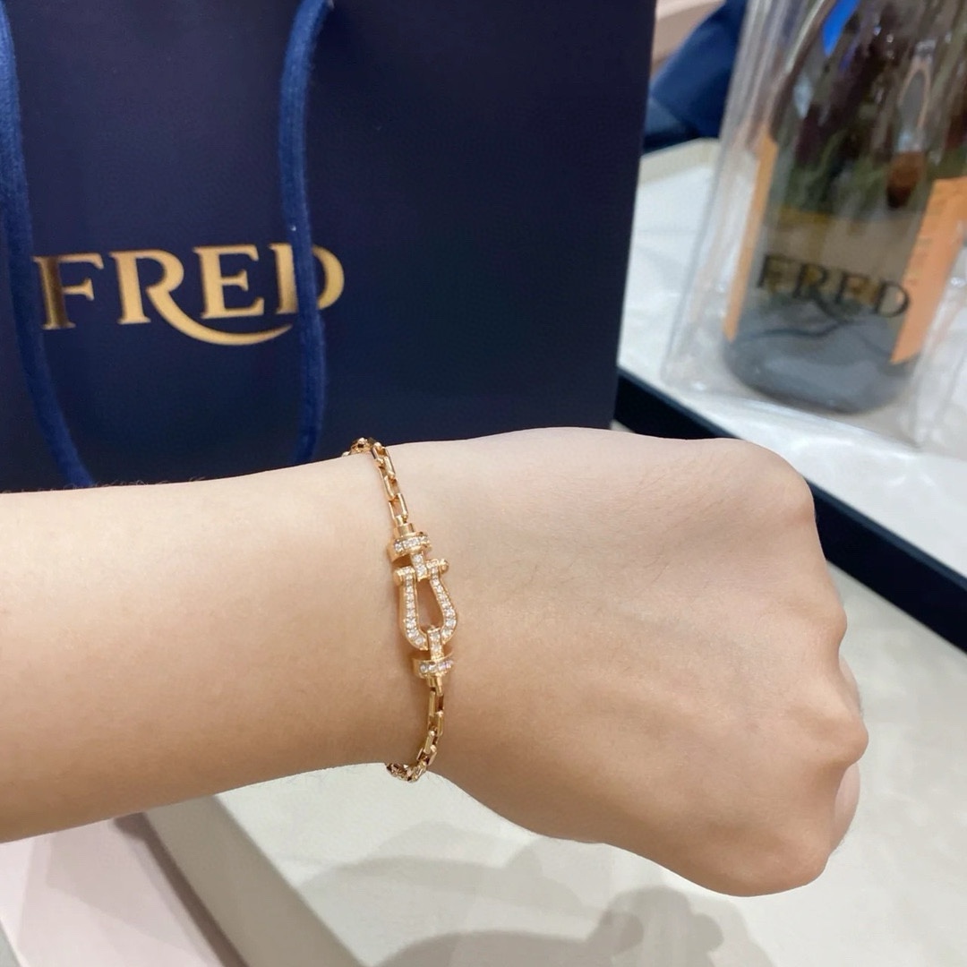 Fred 新品发布 火爆 Fred斐登满钻、半钻、无钻马蹄扣中性款高品质细款小号手链手镯