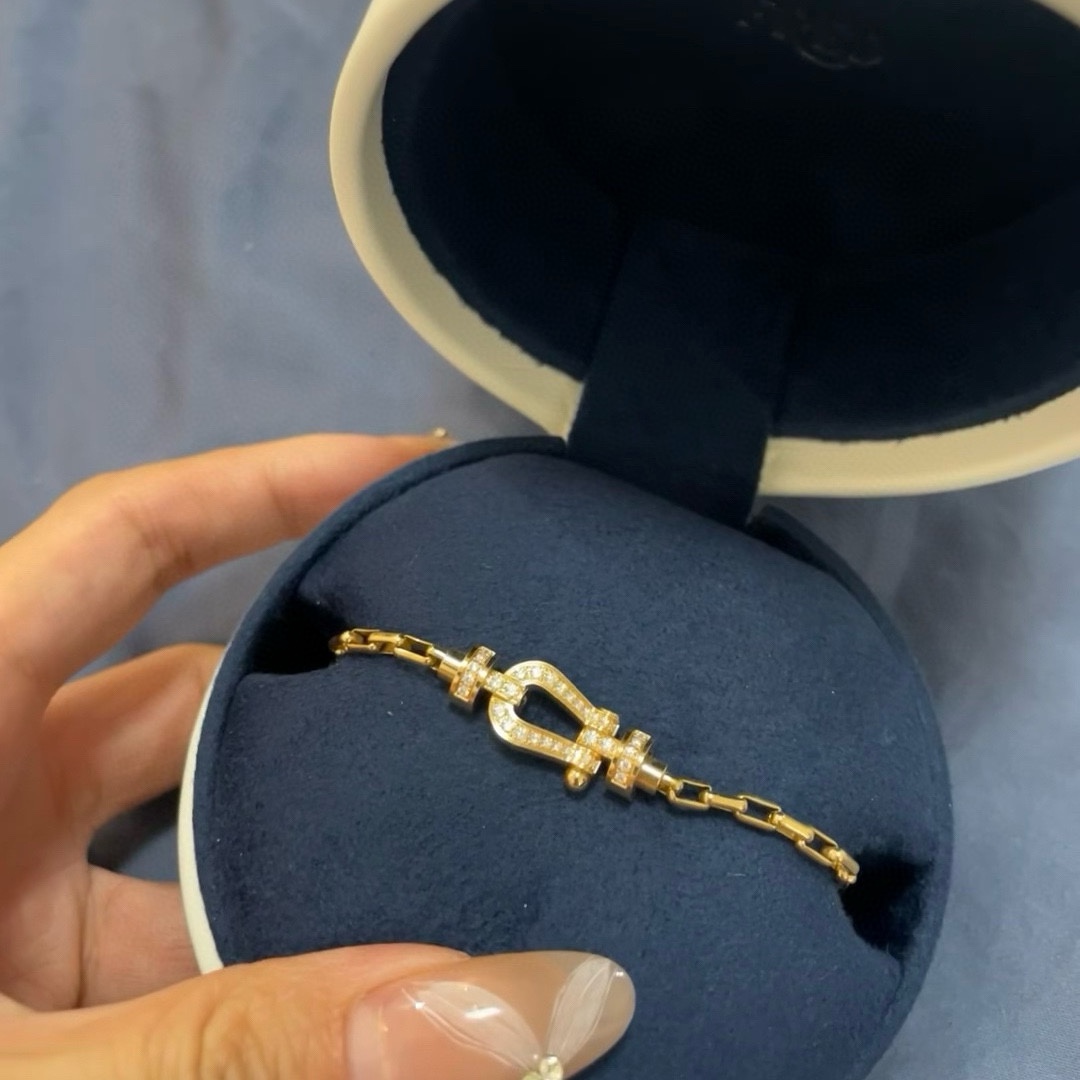 Fred 新品发布 火爆 Fred斐登满钻、半钻、无钻马蹄扣中性款高品质细款小号手链手镯