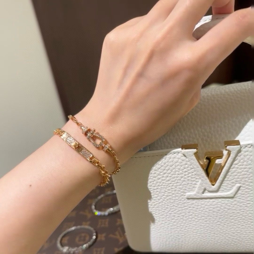 NO:643156,Hot new product release: Fred Feiden full diamond, half diamond, non-diamond horseshoe buckle unisex high-quality thin small bracelet bracelet!  Big brand of red leather rope in the year of birth, fashionable and exquisite FORCE series bracelets, high-end customization ~ sub-gold micro-plating 18k gold craftsmanship, Seiko horseshoe buckle head bracelet!  The effect is very versatile. Internet celebrity. A must-have item for fashionistas. Two sizes for men and women, 17cm and 19cm. Boutique jewelry, bracelet, bracelet.19860909新品发布火爆费雷德 Fred斐登满钻、半钻、无钻马蹄扣中性款高品质细款小号手链手镯！本命年红皮绳大牌 时尚 精致FORCE 系列手链高端定制～亚金微电镀18k金工艺 精工马蹄扣头手镯！上手效果非常百搭 网红达人 时尚一族必备单品 男女情侣款两个码数17cm和19cm,饰品精品,bracelet,bracelet,Jewelry