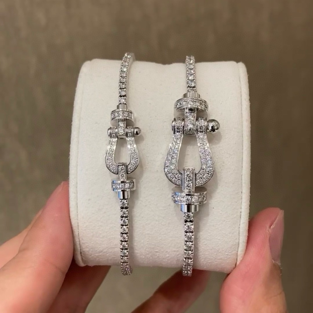 NO:643157,Hot new product release Fred Feiden sailing buckle horseshoe buckle full of diamonds unisex high-quality bracelet bracelet!  The chain is full of diamonds and sparkles, a big brand, fashionable and exquisite FORCE series bracelets, high-end customization ~ sub-gold micro-plating 18k gold craftsmanship, Seiko horseshoe buckle bracelet!  The effect is very versatile. Internet celebrity expert. A must-have item for fashionistas. Rose gold, gold and silver buckles for men and women, two sizes 17/19cm, fine jewelry, bracelet, bracelet, gold19860909新品发布火爆费雷德 Fred斐登帆船扣马蹄扣满钻中性款高品质手链手镯！链条满钻闪闪发亮大牌 时尚 精致FORCE 系列手链高端定制～亚金微电镀18k金工艺 精工马蹄扣头手镯！上手效果非常百搭 网红达人 时尚一族必备单品 玫瑰金、黄金、银色扣头男女情侣款两个码数17/19cm,饰品精品,bracelet,bracelet,gold,Jewelry