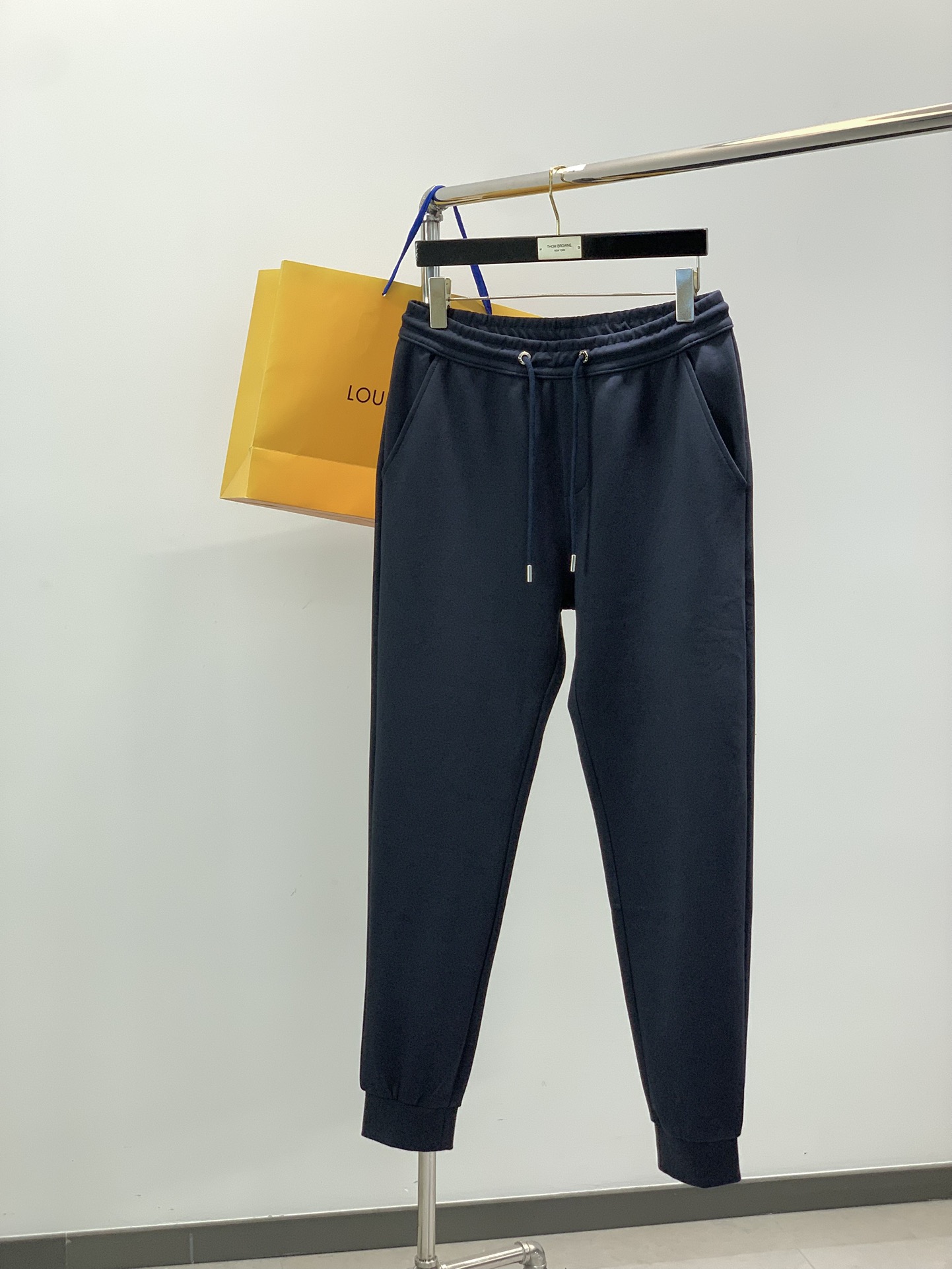 NO:653770,Clothes, pants, Louis Vuitton, the latest autumn season, available at counters, original orders, fashionable casual suits, the upper body is very unique!  Eye-catching and bright, imported original fabrics, top-notch printing technology letter pattern decoration Logo, original hardware accessories decoration, simple yet fashionable, classic atmosphere, comfortable and breathable, handsome and stylish upper body, 2 colors recommended, size M-3XL,, louis vuitton, louis vuitton, alexander wang19860909衣服,裤子,LouisVuitton 路易威登,秋季季最新款,专柜同步有售,原单狠货,时尚休闲套装,上身很有特点！吸睛而有亮点,进口原版面料,顶级印花工艺字母图案装饰Logo,原版五金辅料装饰,简单而不失时尚,经典大气,舒适透气,上身帅气有型,2色推荐,码数M-3XL,,louis vuitton,louis vuitton,alexander wang,Men's clothing