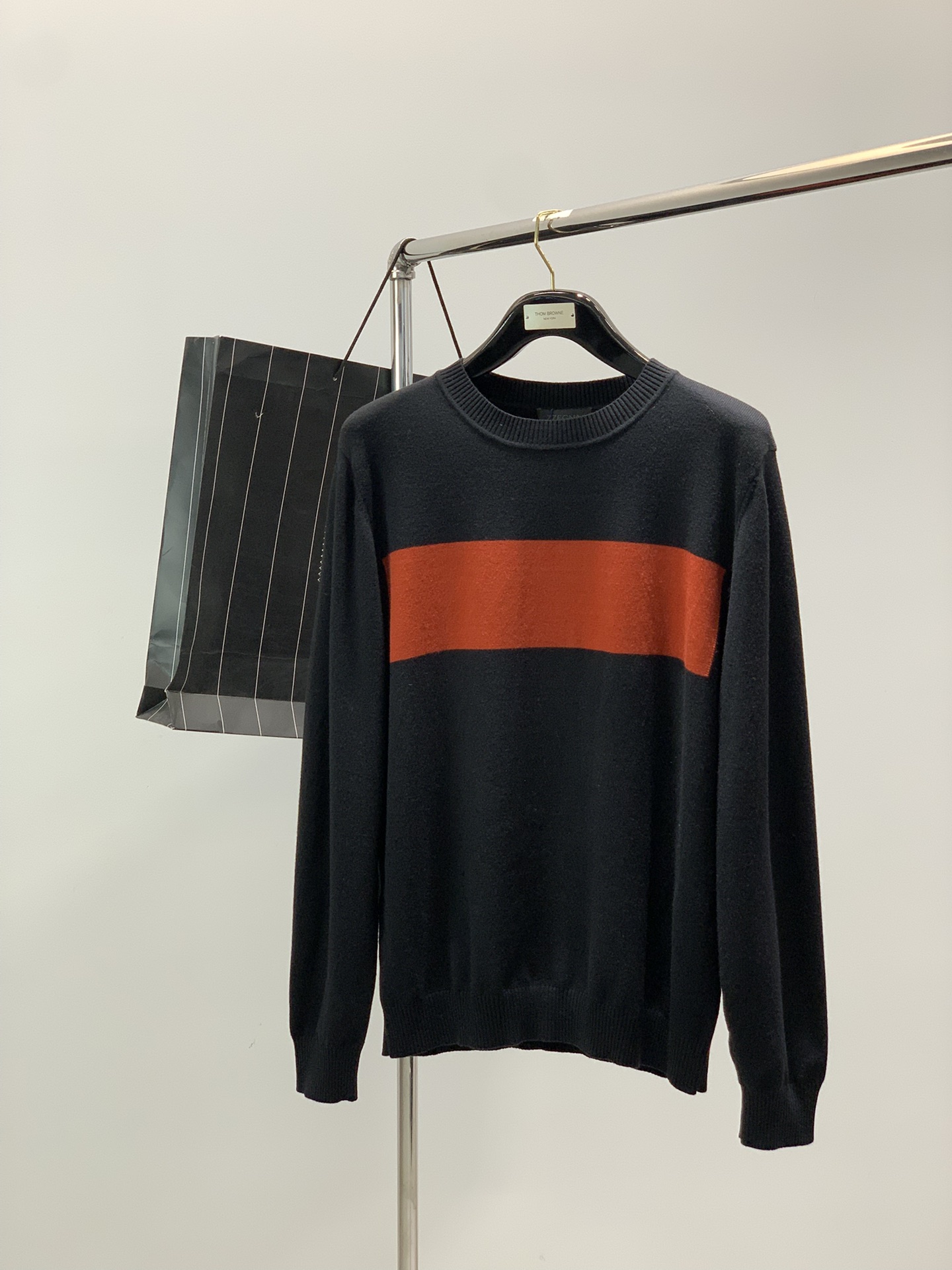 NO:653722,, Zegna, the latest autumn and winter products, available at the counter at the same time, original order, fashionable and casual round-neck knitted sweater, made of imported original fabrics, comfortable and breathable, top-notch knitting technology letter pattern decoration logo, the upper body is very handsome!  2 colors recommended, size M-3XL, hot style, zegna, sweaters, alexander wang19860909,杰尼亚 Zegna,秋冬最新品,专柜同步有售,原单狠货,时尚休闲圆领针织毛衣,采用进口原版面料,舒适透气,顶级针织工艺字母图案装饰logo,上身帅气十足！2色推荐,码数M-3XL,爆款,,zegna,sweaters,alexander wang,Men's clothing