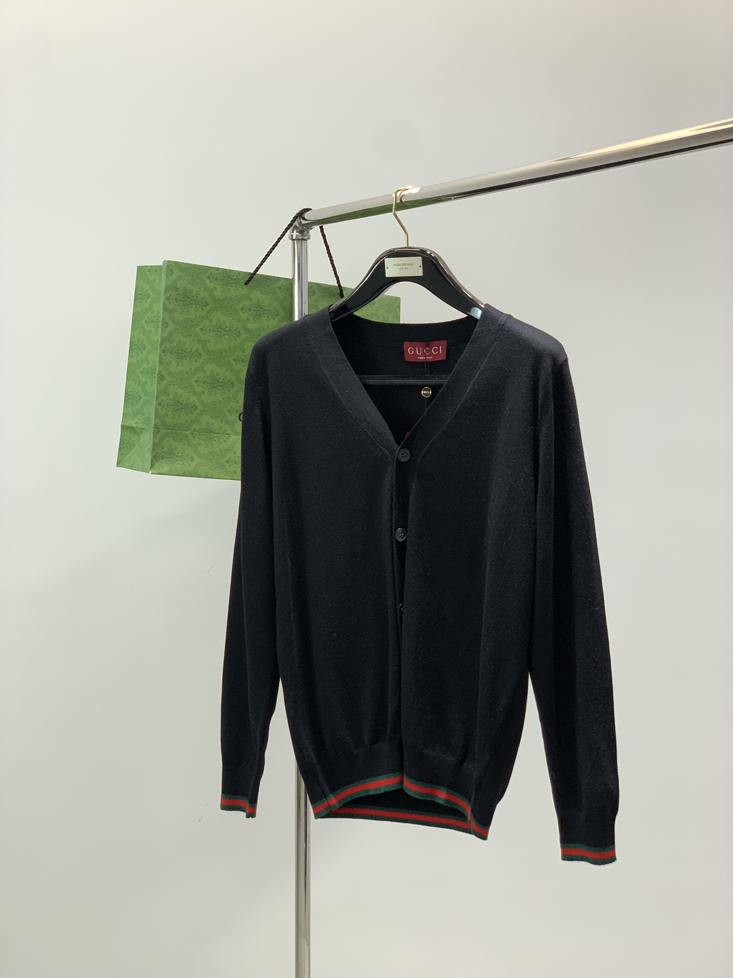 NO:653736,, Gucci Gucci, the latest autumn style, available at counters at the same time, original order, fashionable and casual knitted cardigan top, the upper body is very unique!  Eye-catching and bright, imported original fabrics, top knitting technology letter pattern decoration logo, simple yet fashionable, classic atmosphere, comfortable and breathable, handsome and stylish upper body, 2 colors recommended, size M-3XL,, gucci, gucci, alexander wang19860909,Gucci 古驰,秋季最新款,专柜同步有售,原单狠货,时尚休闲针织开衫上衣,上身很有特点！吸睛而有亮点,进口原版面料,顶级针织工艺字母图案装饰Logo,简单而不失时尚,经典大气,舒适透气,上身帅气有型,2色推荐,码数M-3XL,,gucci,gucci,alexander wang,Men's clothing