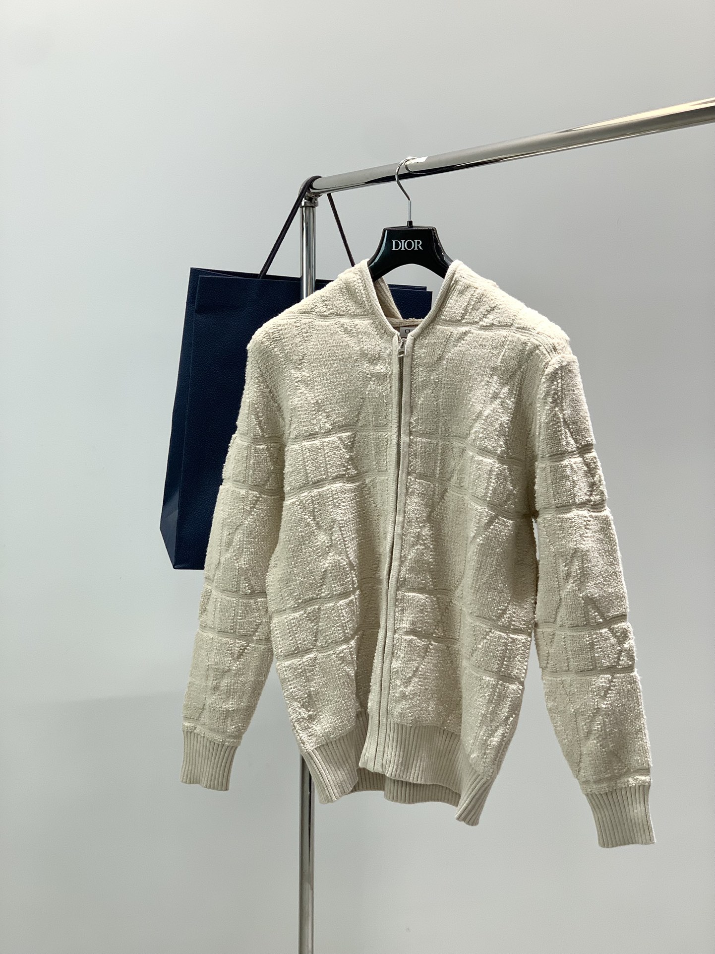 NO:653777,, Dior, new autumn and winter products, available at counters simultaneously, simple, fashionable and casual hooded knitted cardigan sweater, original imported fabric, comfortable and breathable, top knitting craftsmanship letter pattern logo, original hardware accessories decoration, extremely high grade, unique design, fashionable and handsome upper body!  2 colors recommended, size M-3Xl, dior, dior, sweaters, hats, alexander wang19860909,Dior 迪奥, 秋冬季新品,专柜同步有售,简约时尚休闲连帽针织开衫毛衣,原版进口面料,舒适透气,顶级针织工艺字母图案logo,原版五金辅料装饰,档次极高,独特设计,上身时尚帅气！2色推荐,码数M-3Xl,,dior,dior,sweaters,hats,alexander wang,Men's clothing