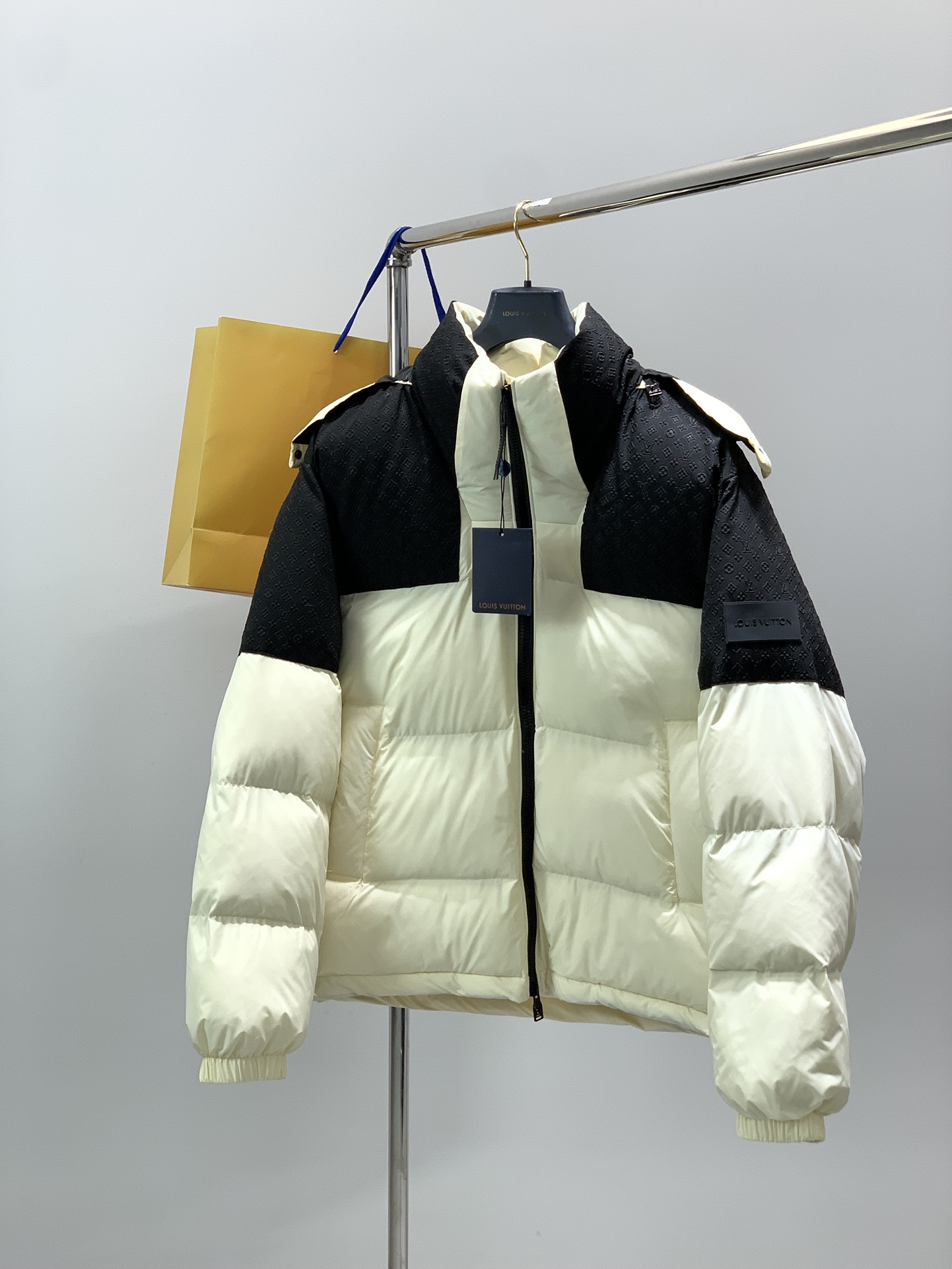 NO:653784,, LouisVuitton Louis Vuitton, the latest winter model, available at counters simultaneously, original order, fashionable and casual hooded cotton jacket, the upper body is very unique!  Eye-catching and bright, imported original fabrics, top-grade rubber printing process letter pattern decoration Logo, original hardware accessories decoration, simple yet fashionable, classic atmosphere, comfortable and breathable, handsome and stylish upper body, size S-XL LOUIS VUITTON Size information 1 Size SMLXL Length 69717375 Bust 1221126130134 Shoulder width 53545556  Sleeve length 64656667,,louis vuitton,louis vuitton,hats,alexander wang19860909,LouisVuitton 路易威登,冬季最新款,专柜同步有售,原单狠货,时尚休闲连帽棉服,上身很有特点！吸睛而有亮点,进口原版面料,顶级印胶工艺字母图案装饰Logo,原版五金辅料装饰,简单而不失时尚,经典大气,舒适透气,上身帅气有型,码数S-XL LOUIS VUITTON 尺码信息一 尺码SMLXL 衣长69717375 胸围1221126130134 肩宽53545556 袖长64656667,,louis vuitton,louis vuitton,hats,alexander wang,Men's clothing