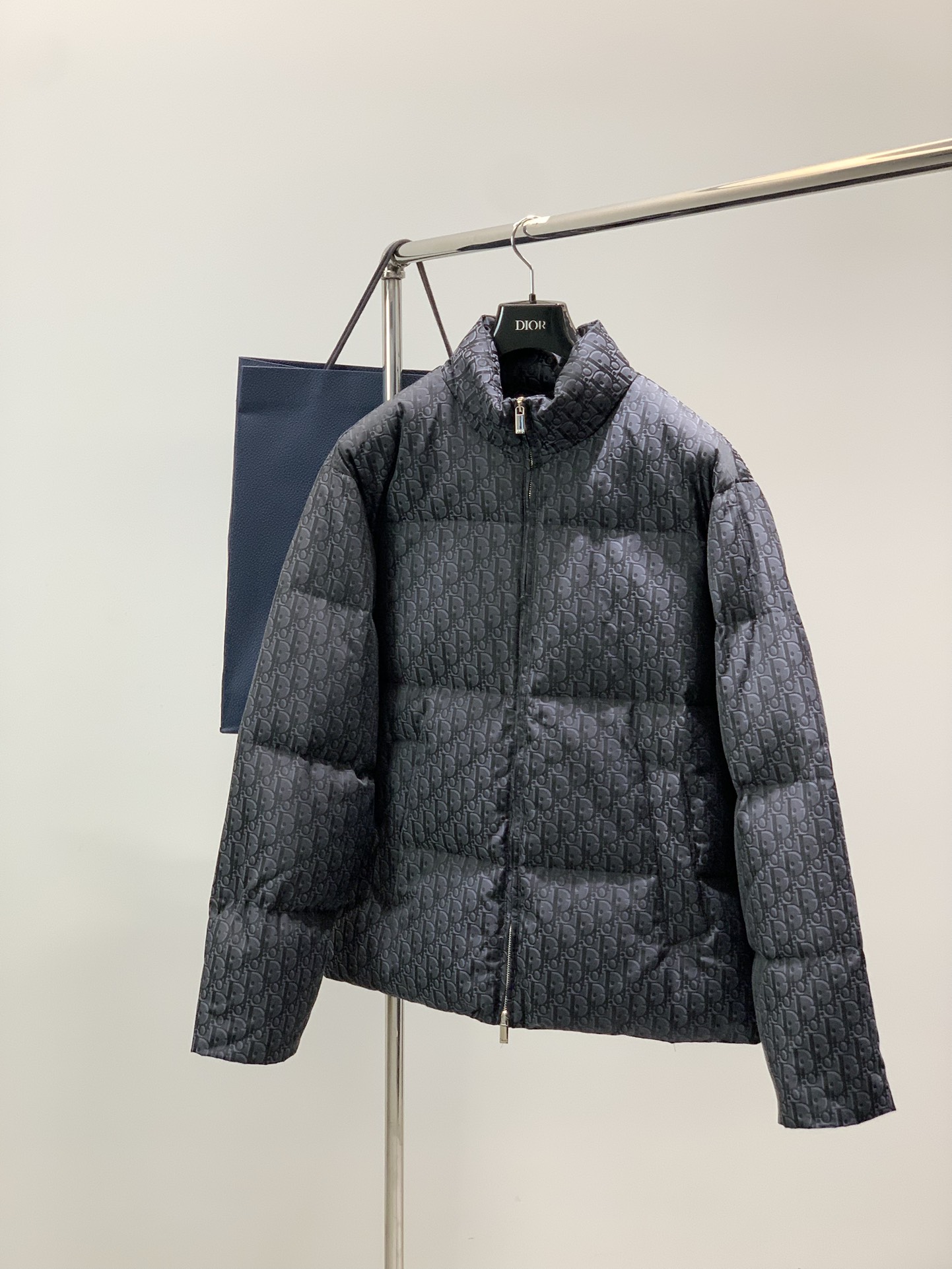 NO:653761,, Dior, new winter products, available at counters simultaneously, simple and fashionable casual down jacket, original imported fabric, comfortable and breathable, top-notch jacquard letter pattern logo, original hardware decoration, extremely high grade, unique design, fashionable and handsome upper body!  Size S-XL Size SMLXL Length 73747576 Bust 126130134138 Shoulder width 53545556 Sleeve length 66676869,,dior,dior,down jacket,alexander wang19860909,Dior 迪奥, 冬季新品,专柜同步有售,简约时尚休闲羽绒服,原版进口面料,舒适透气,顶级提花工艺字母图案logo,原版五金辅料装饰,档次极高,独特设计,上身时尚帅气！码数S-XL 尺码SMLXL 衣长73747576 胸围126130134138 肩宽53545556 袖长66676869,,dior,dior,down jacket,alexander wang,Men's clothing