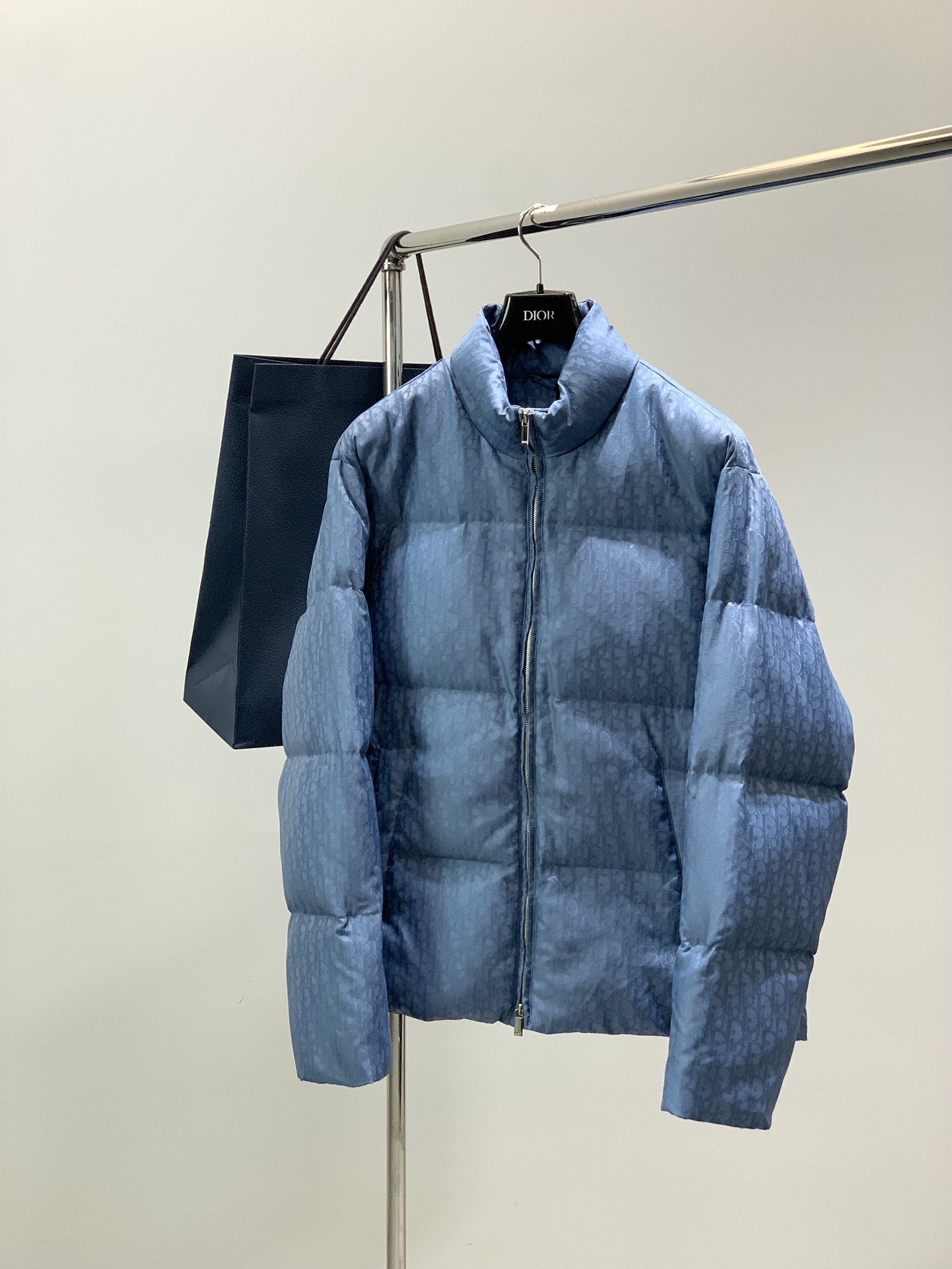 NO:653753,, Dior, new winter products, available at counters simultaneously, simple and fashionable casual down jacket, original imported fabric, comfortable and breathable, top-notch jacquard letter pattern logo, original hardware decoration, extremely high grade, unique design, fashionable and handsome upper body!  Size S-XL Size SMLXL Length 73747576 Bust 126130134138 Shoulder width 53545556 Sleeve length 66676869,,dior,dior,down jacket,alexander wang19860909,Dior 迪奥, 冬季新品,专柜同步有售,简约时尚休闲羽绒服,原版进口面料,舒适透气,顶级提花工艺字母图案logo,原版五金辅料装饰,档次极高,独特设计,上身时尚帅气！码数S-XL 尺码SMLXL 衣长73747576 胸围126130134138 肩宽53545556 袖长66676869,,dior,dior,down jacket,alexander wang,Men's clothing