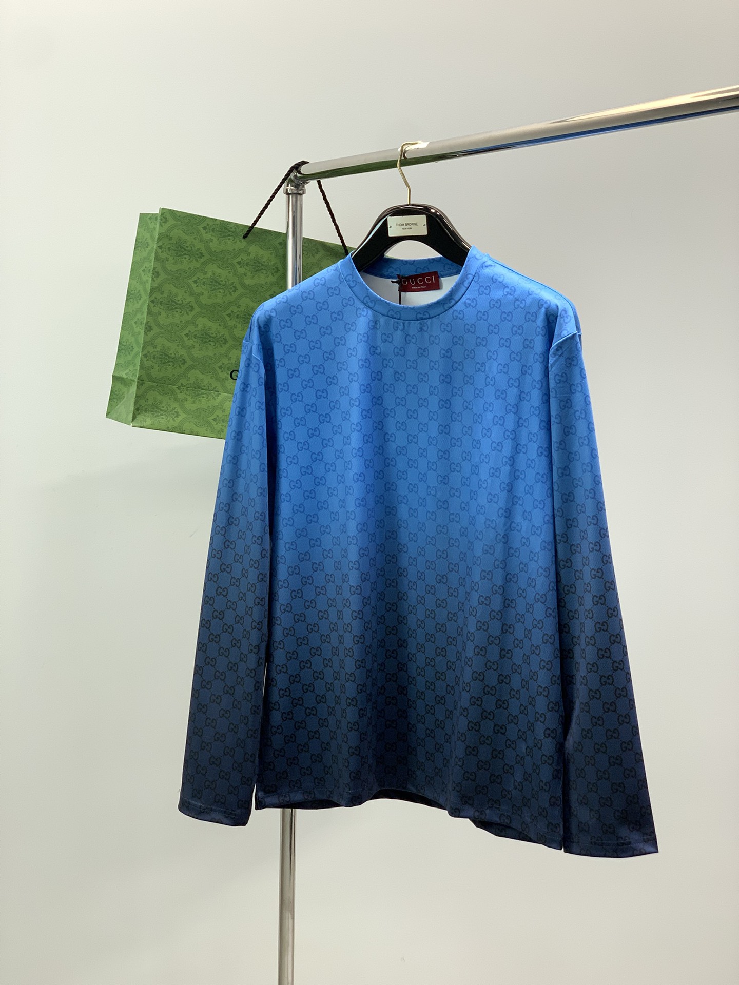 NO:653778,, Gucci Gucci, the latest autumn style, available at counters simultaneously, original order, fashionable and casual round neck long-sleeved T-shirt, the upper body is very unique!  Eye-catching and bright, imported original fabrics, top-notch printed letter pattern decoration logo, simple yet fashionable, classic atmosphere, comfortable and breathable, handsome and stylish upper body, 2 colors recommended, size S-XL size SMLXL length 6970.57273.5 bust 105109113117 shoulder width 48495051  Sleeve length 61626364,,gucci,gucci,tees,t-shirt,alexander wang19860909,Gucci 古驰,秋季最新款,专柜同步有售,原单狠货,时尚休闲圆领长袖T恤,上身很有特点！吸睛而有亮点,进口原版面料,顶级印花工艺字母图案装饰Logo,简单而不失时尚,经典大气,舒适透气,上身帅气有型,2色推荐,码数S-XL  尺码SMLXL 衣长6970.57273.5 胸围105109113117 肩宽48495051 袖长61626364,,gucci,gucci,tees，t-shirt,alexander wang,Men's clothing