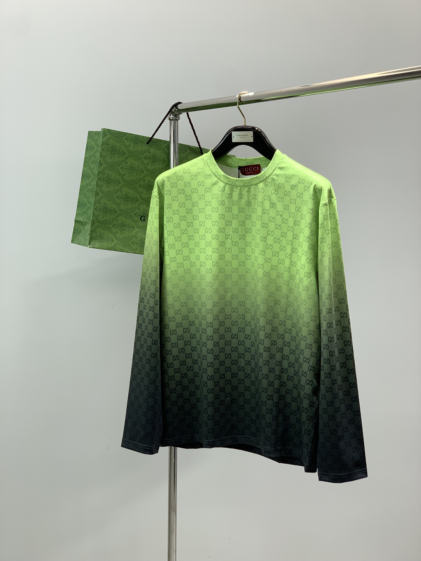 NO:653769,, Gucci Gucci, the latest autumn style, available at counters simultaneously, original order, fashionable and casual round neck long-sleeved T-shirt, the upper body is very unique!  Eye-catching and bright, imported original fabrics, top-notch printed letter pattern decoration logo, simple yet fashionable, classic atmosphere, comfortable and breathable, handsome and stylish upper body, 2 colors recommended, size S-XL size SMLXL length 6970.57273.5 bust 105109113117 shoulder width 48495051  Sleeve length 61626364,,gucci,gucci,tees,t-shirt,alexander wang19860909,Gucci 古驰,秋季最新款,专柜同步有售,原单狠货,时尚休闲圆领长袖T恤,上身很有特点！吸睛而有亮点,进口原版面料,顶级印花工艺字母图案装饰Logo,简单而不失时尚,经典大气,舒适透气,上身帅气有型,2色推荐,码数S-XL  尺码SMLXL 衣长6970.57273.5 胸围105109113117 肩宽48495051 袖长61626364,,gucci,gucci,tees，t-shirt,alexander wang,Men's clothing